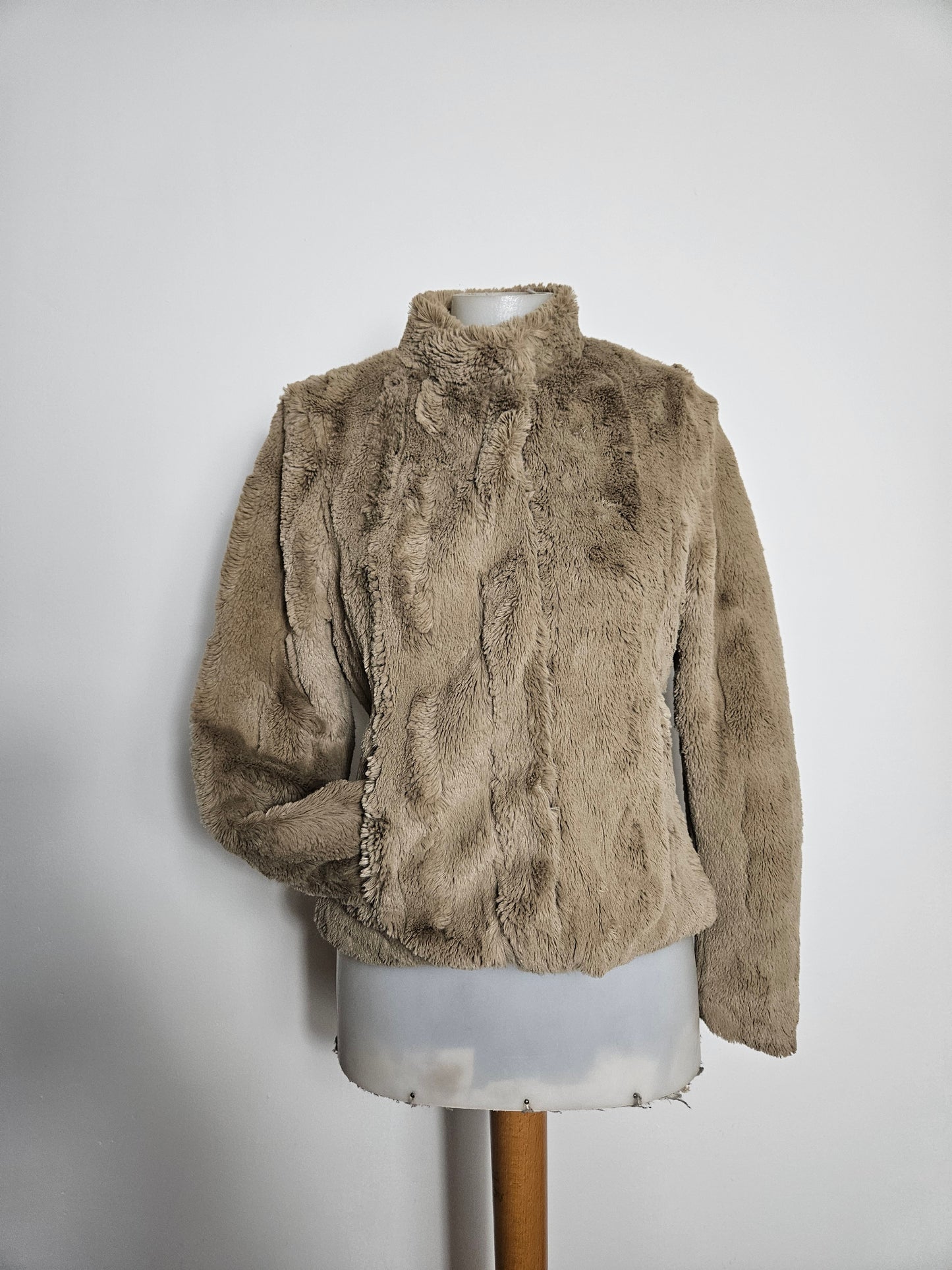 Manteau court en fausse fourrure