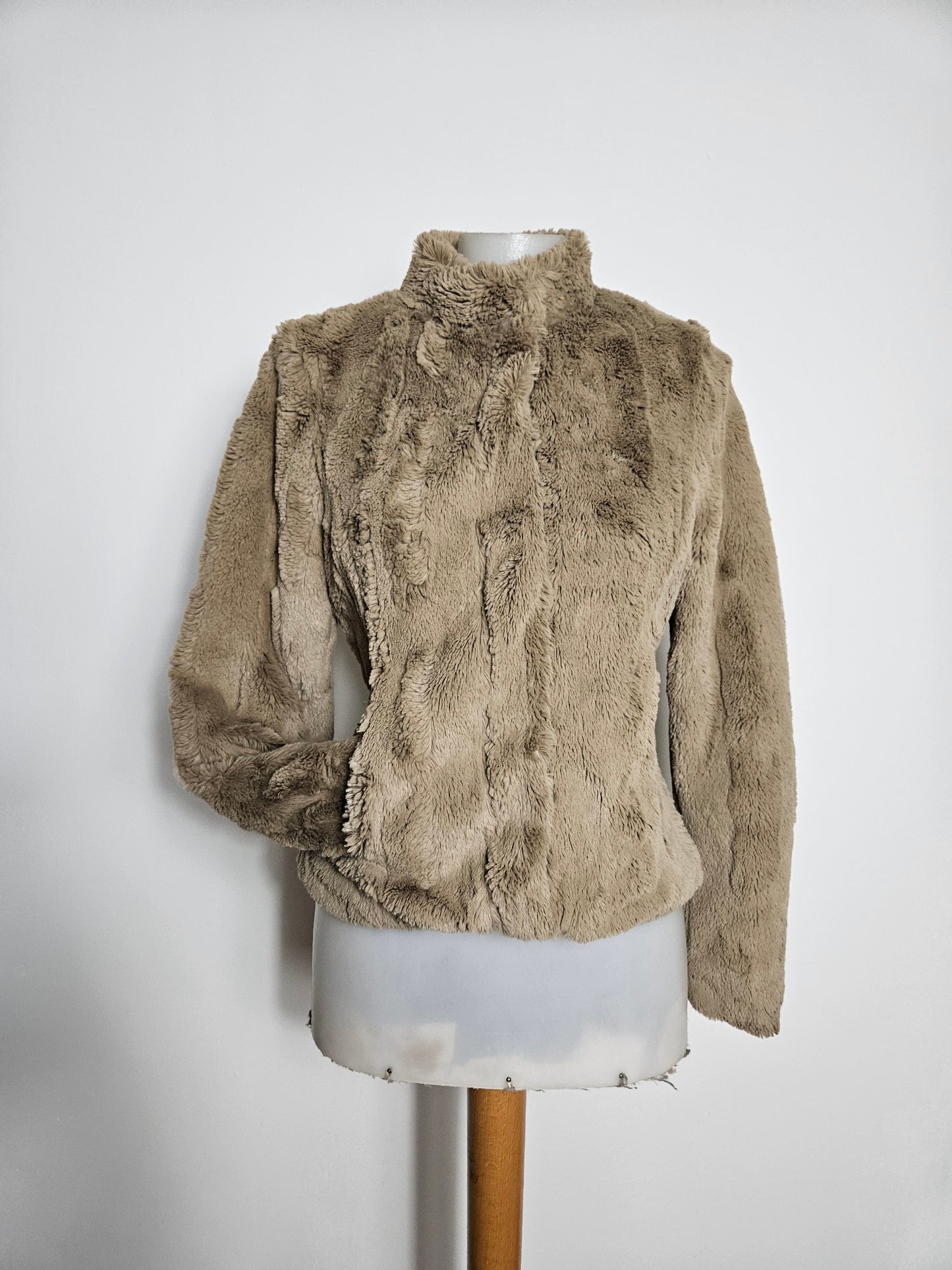 Manteau court en fausse fourrure