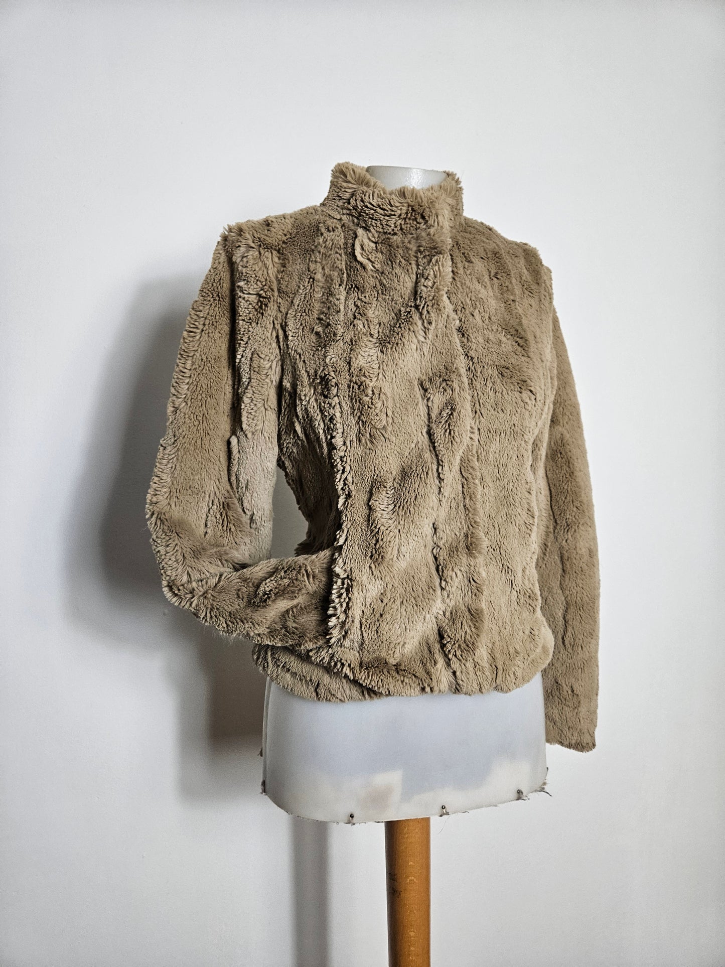 Manteau court en fausse fourrure