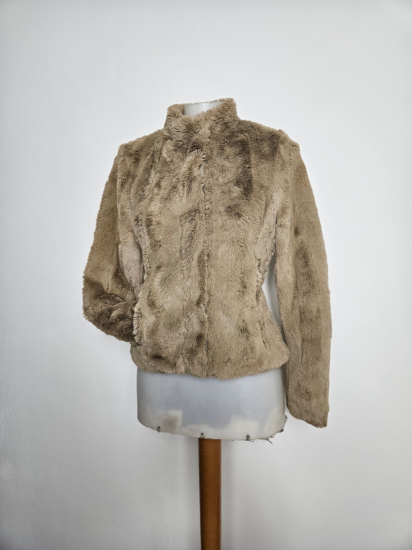 Manteau court en fausse fourrure