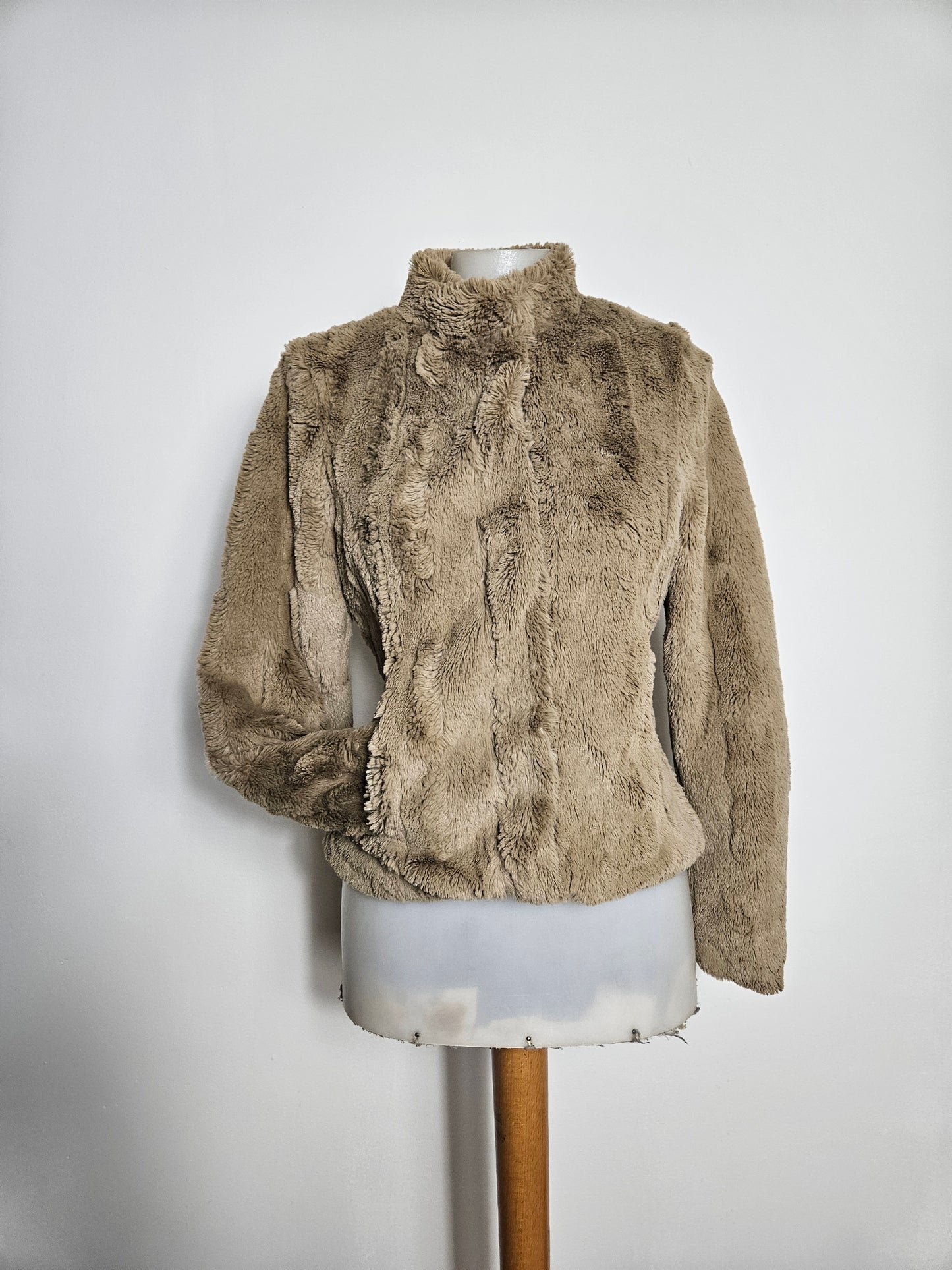 Manteau court en fausse fourrure