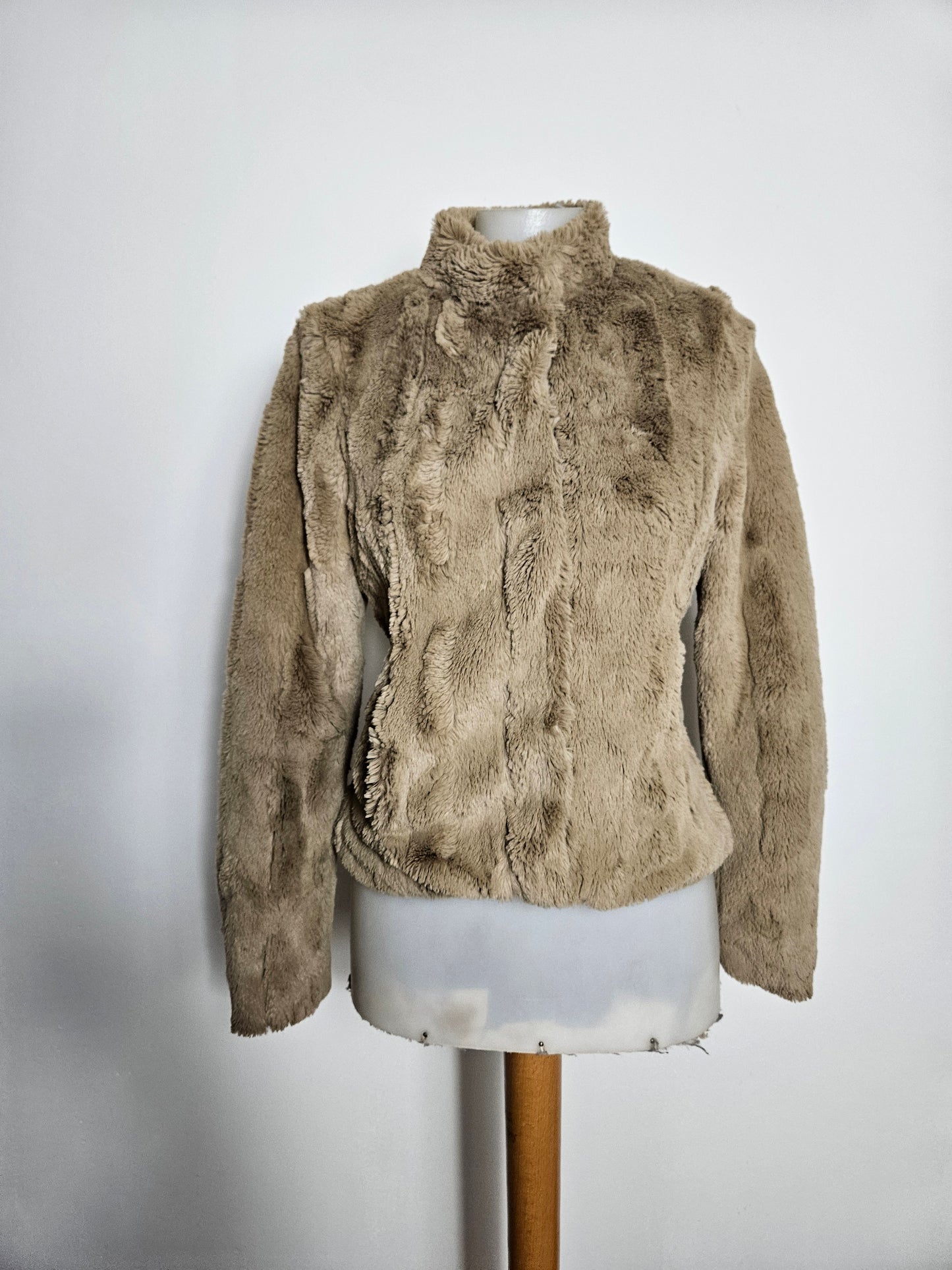 Manteau court en fausse fourrure