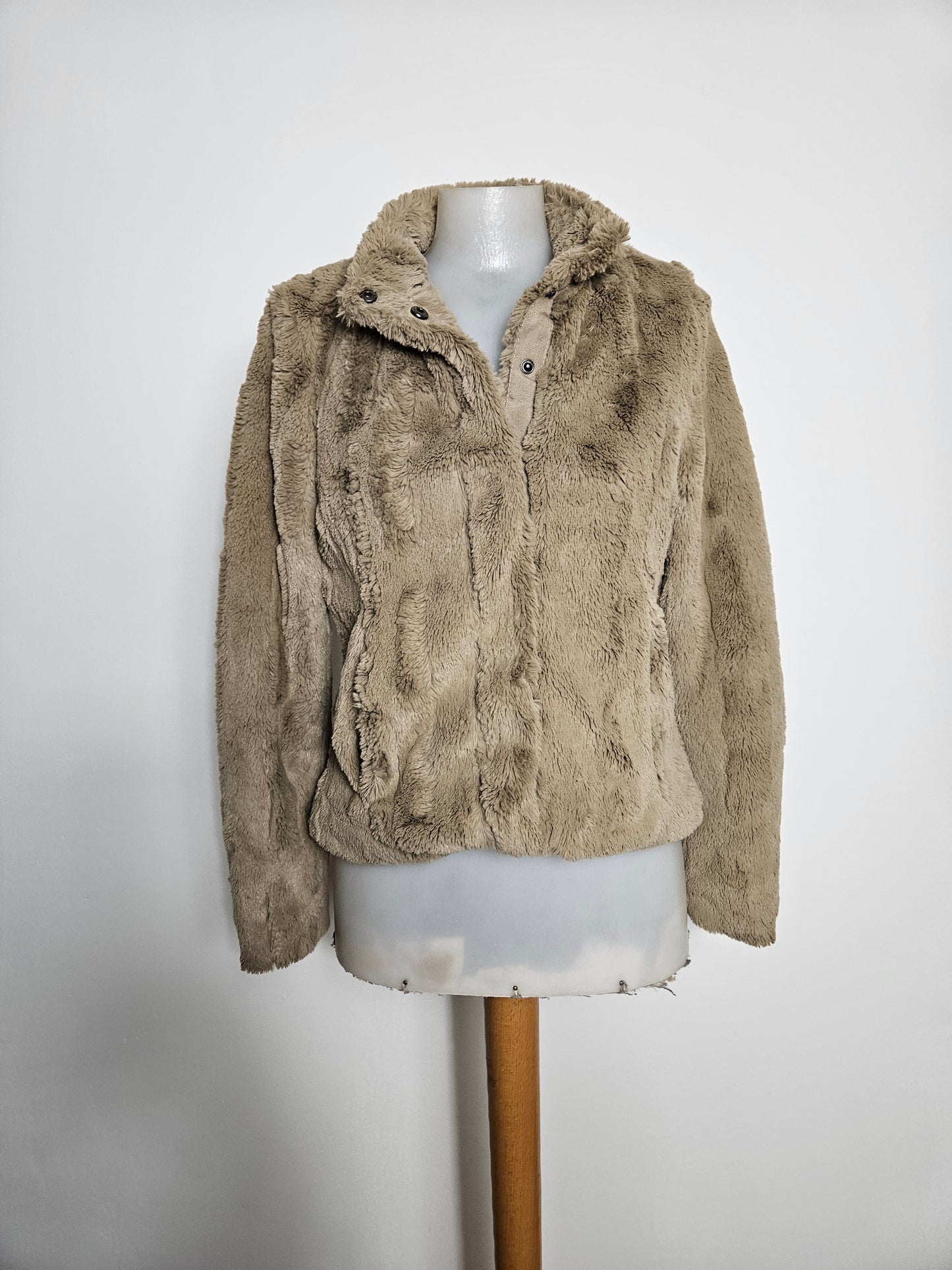 Manteau court en fausse fourrure