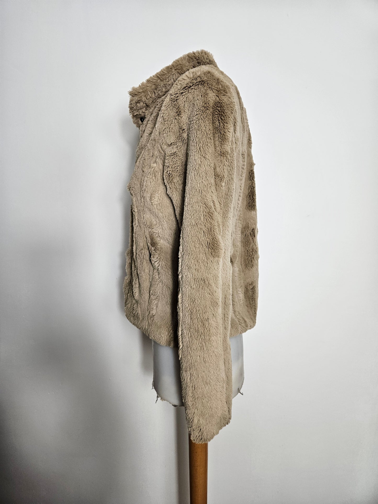 Manteau court en fausse fourrure