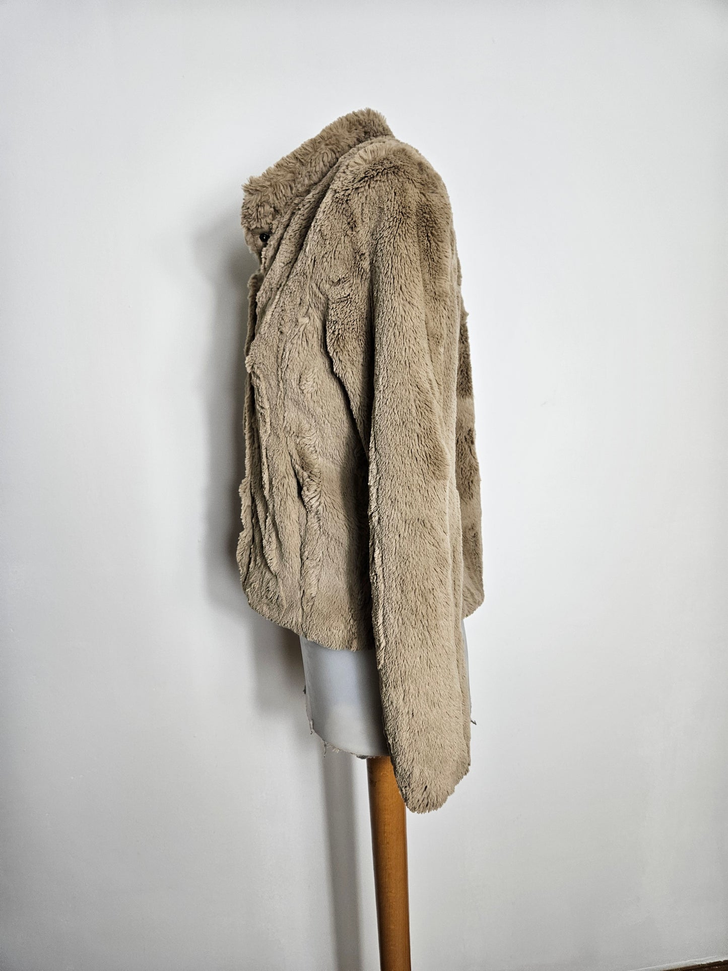 Manteau court en fausse fourrure