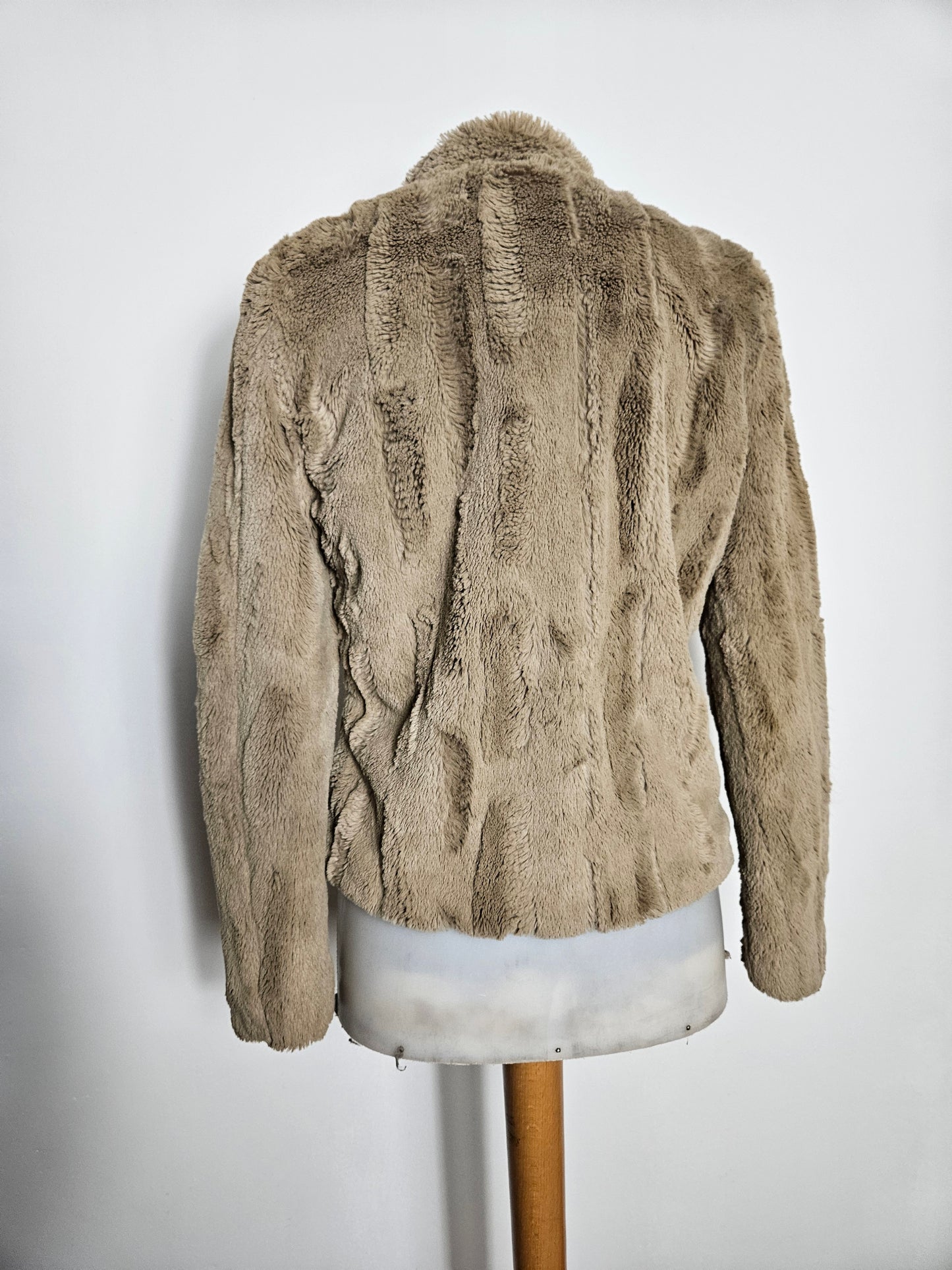 Manteau court en fausse fourrure