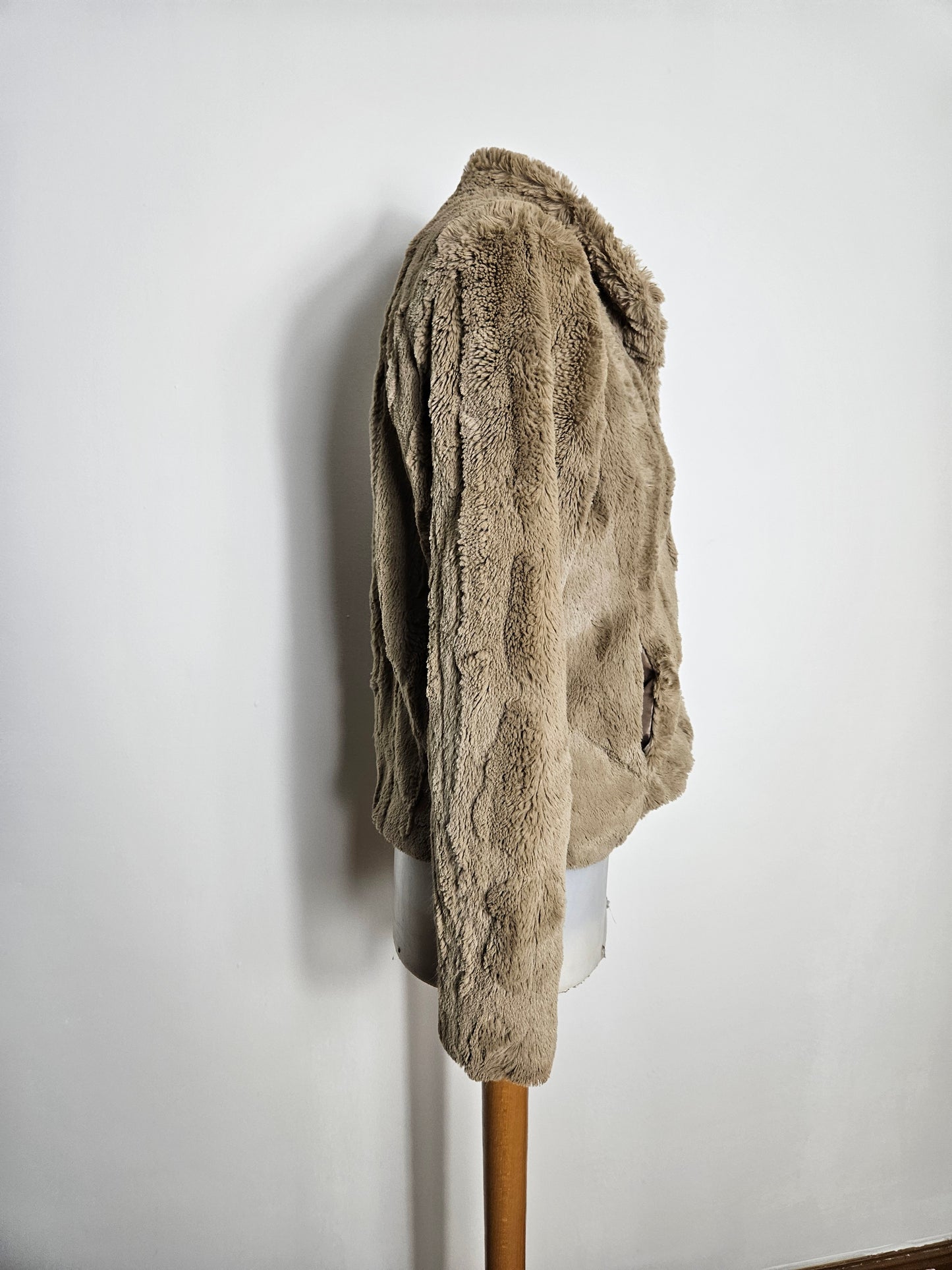 Manteau court en fausse fourrure