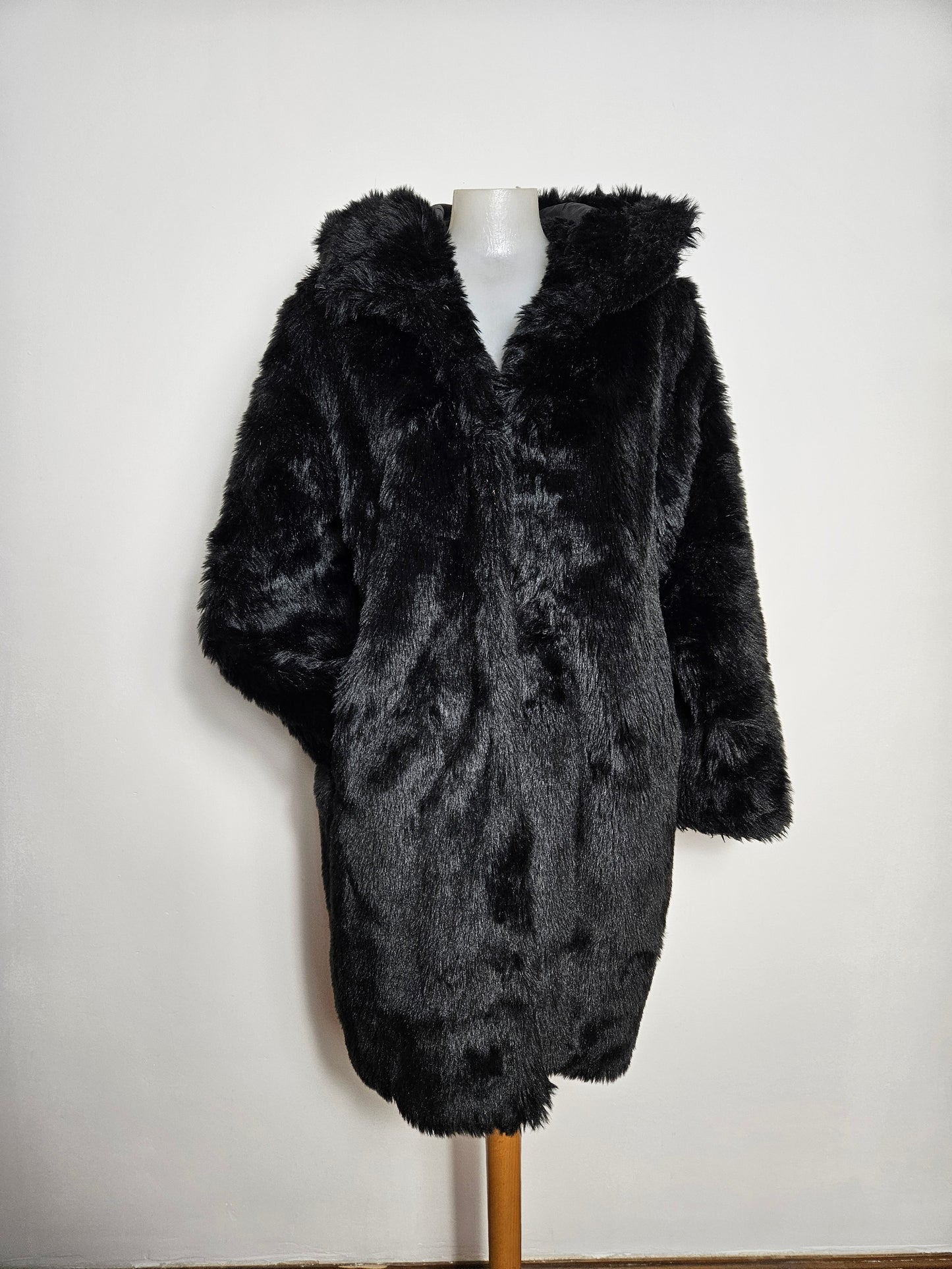 Manteau fausse fourrure à capuche