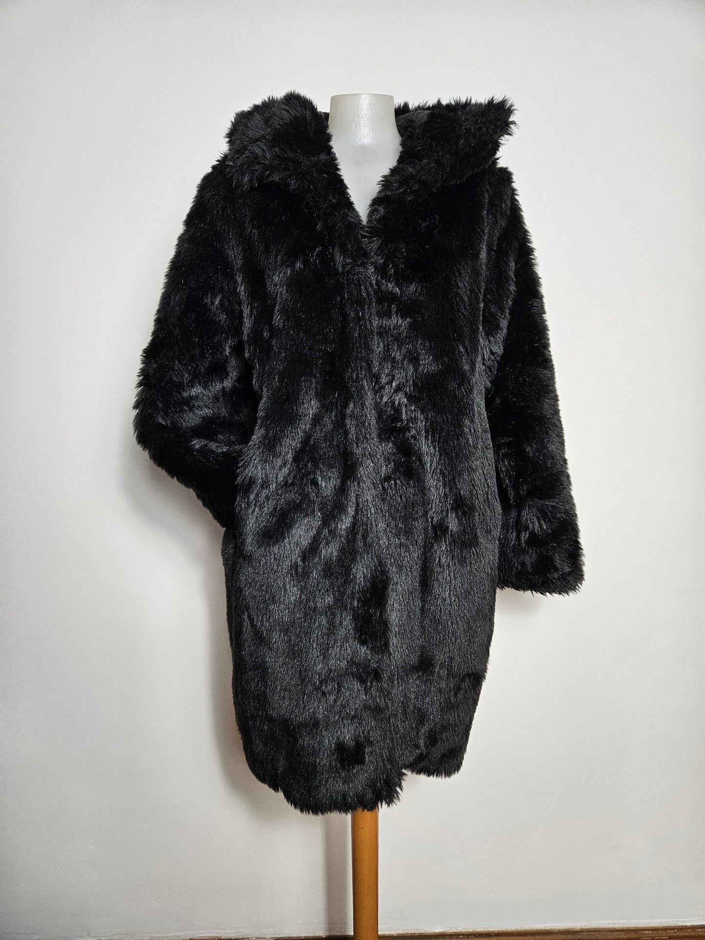 Manteau fausse fourrure à capuche