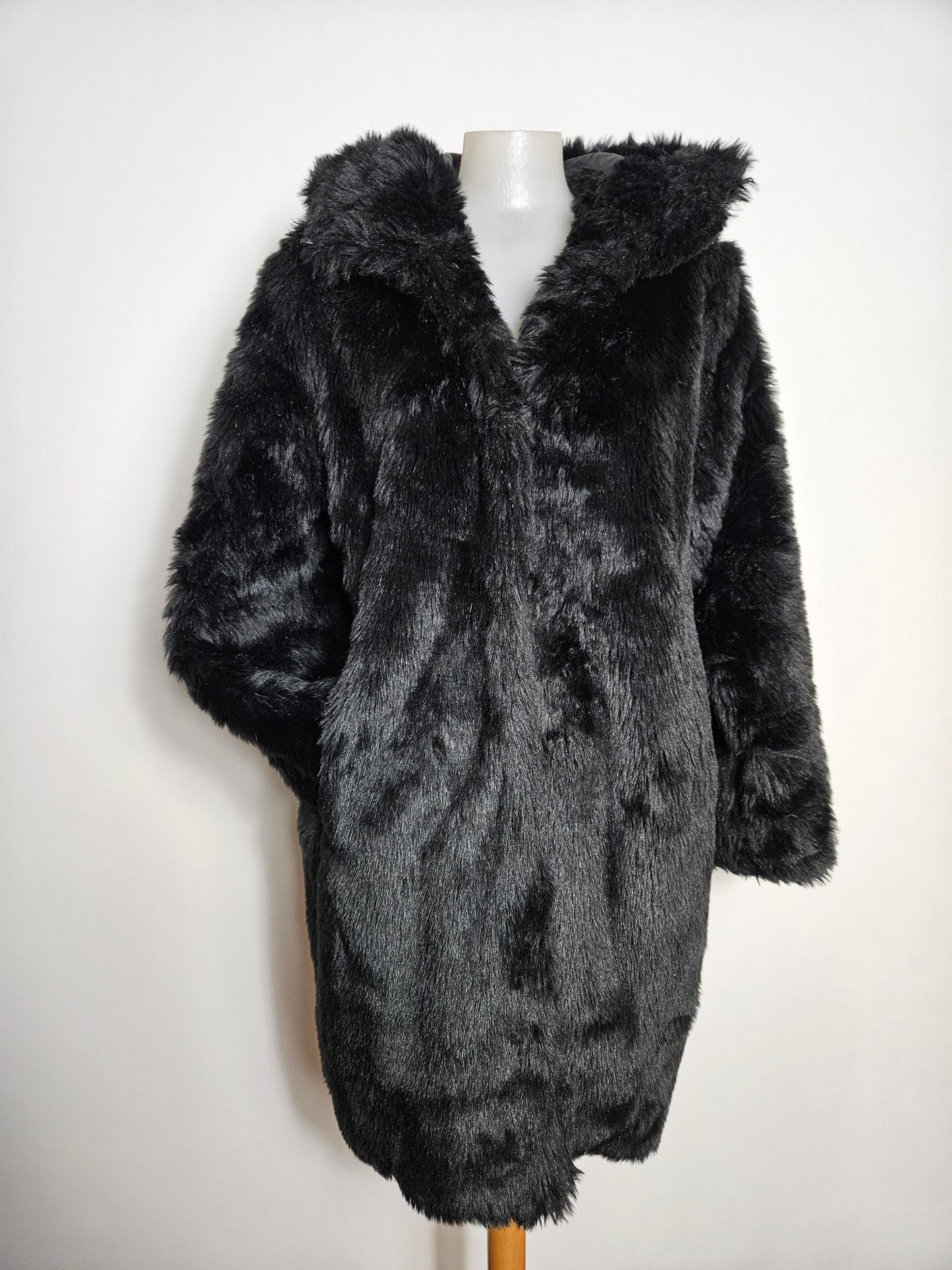 Manteau fausse fourrure à capuche