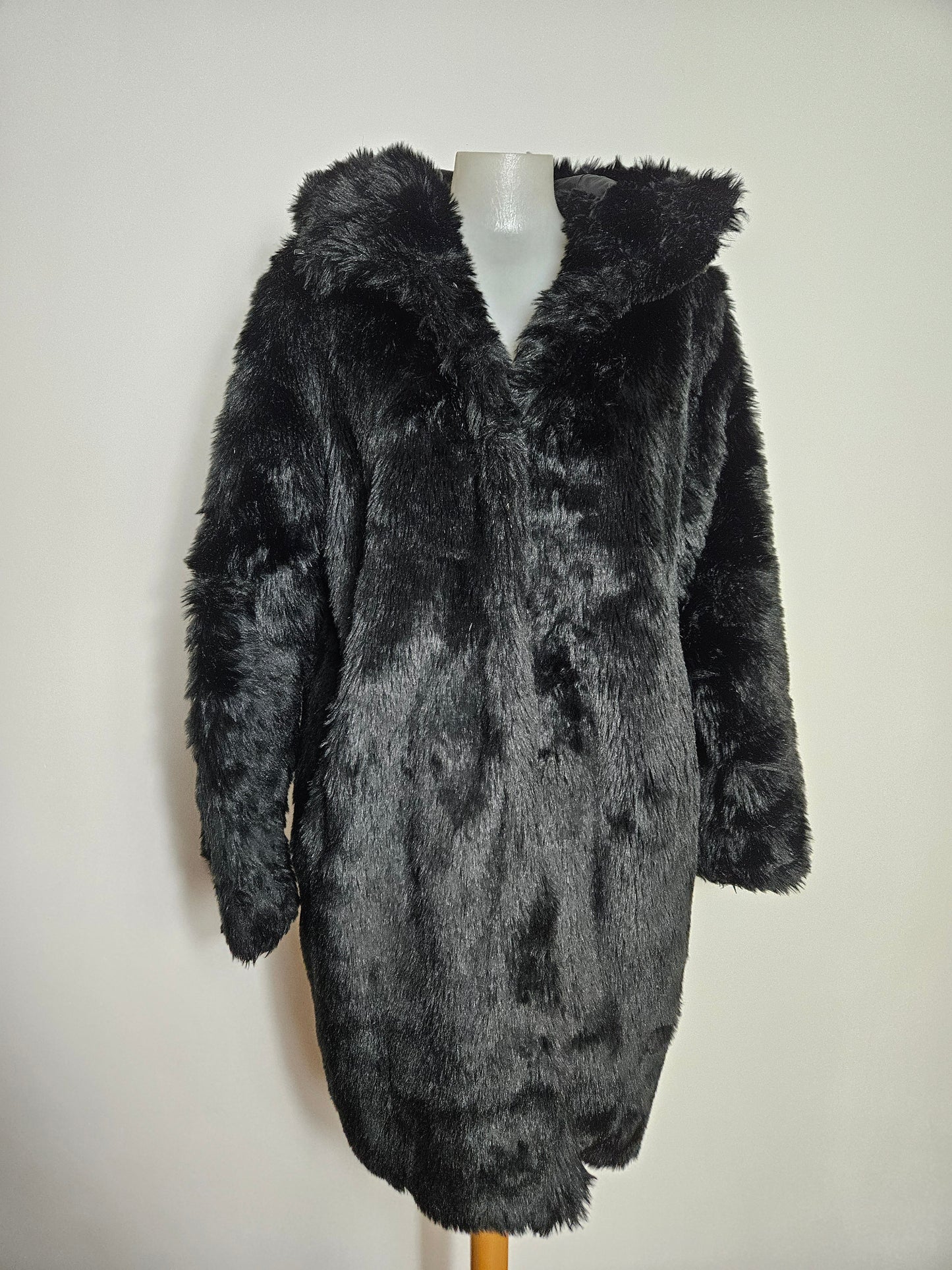 Manteau fausse fourrure à capuche