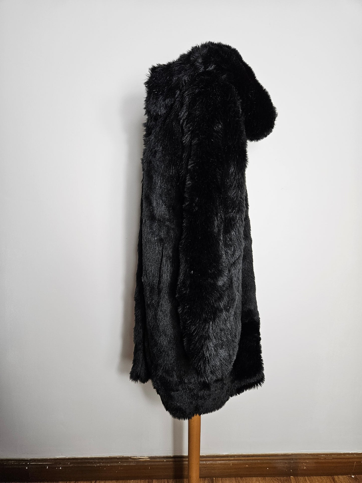 Manteau fausse fourrure à capuche