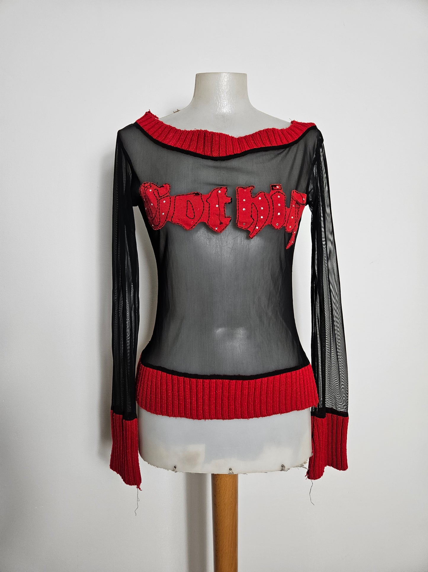 Haut en voile et crochet rouge