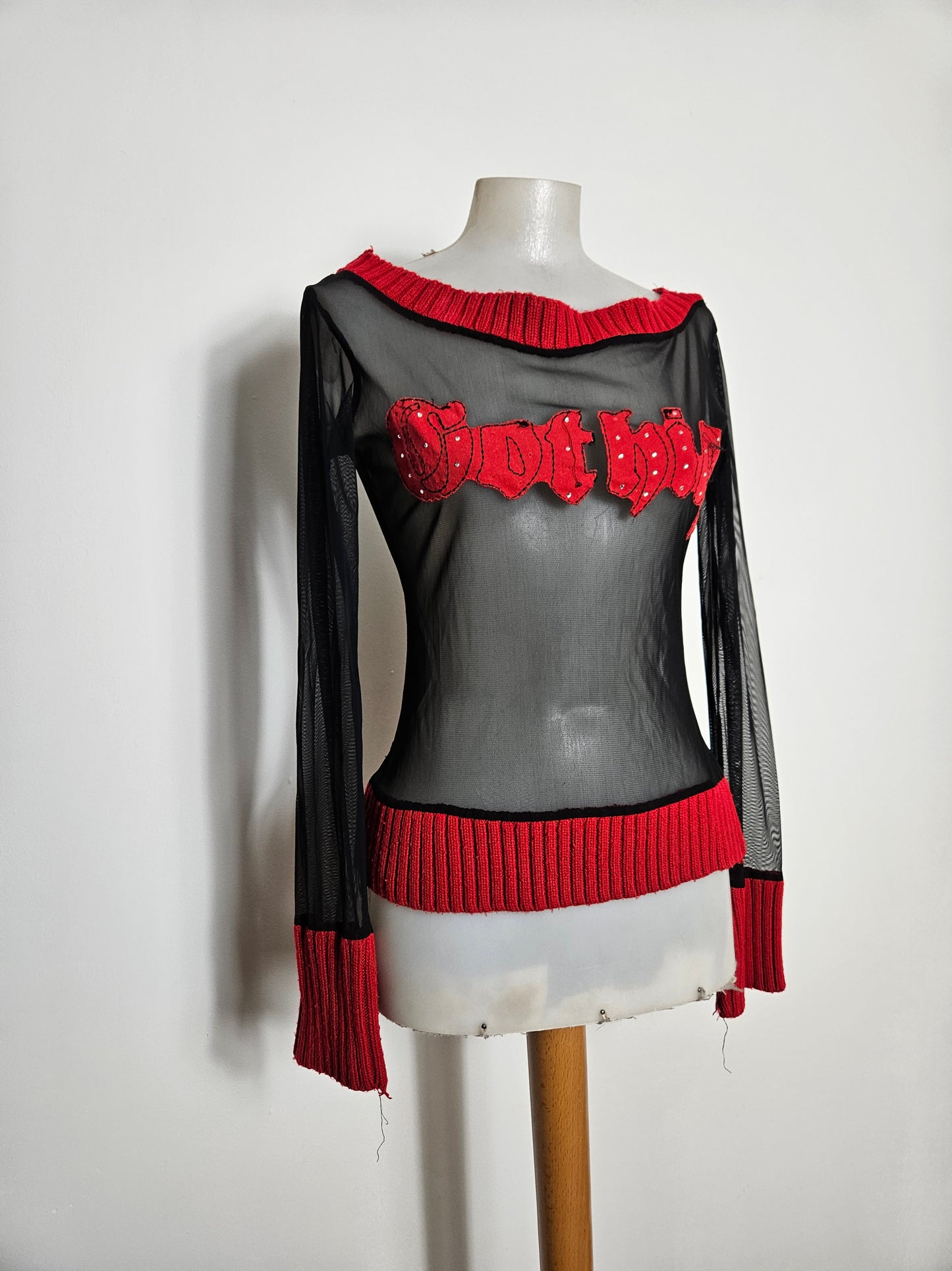 Haut en voile et crochet rouge