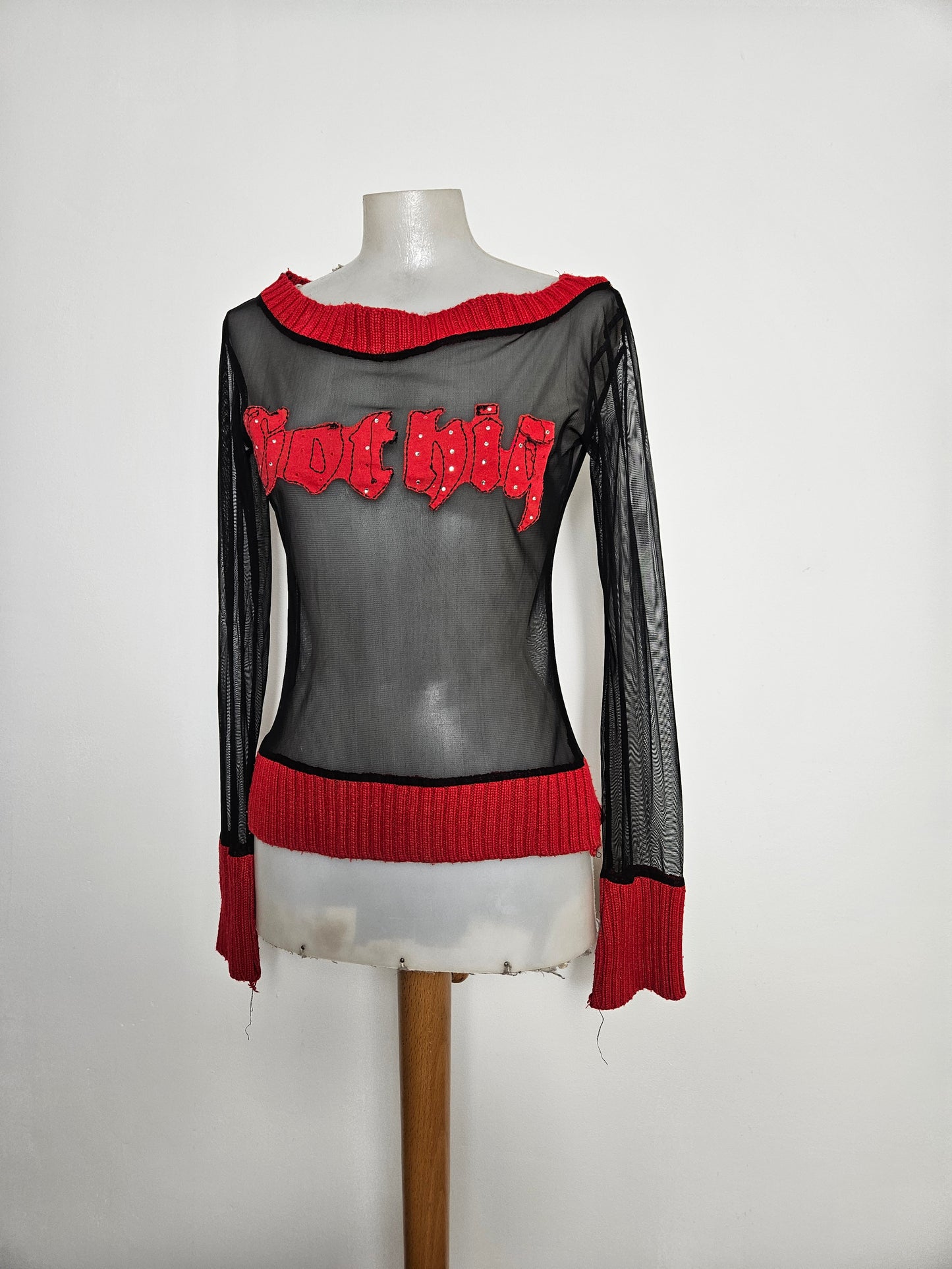Haut en voile et crochet rouge