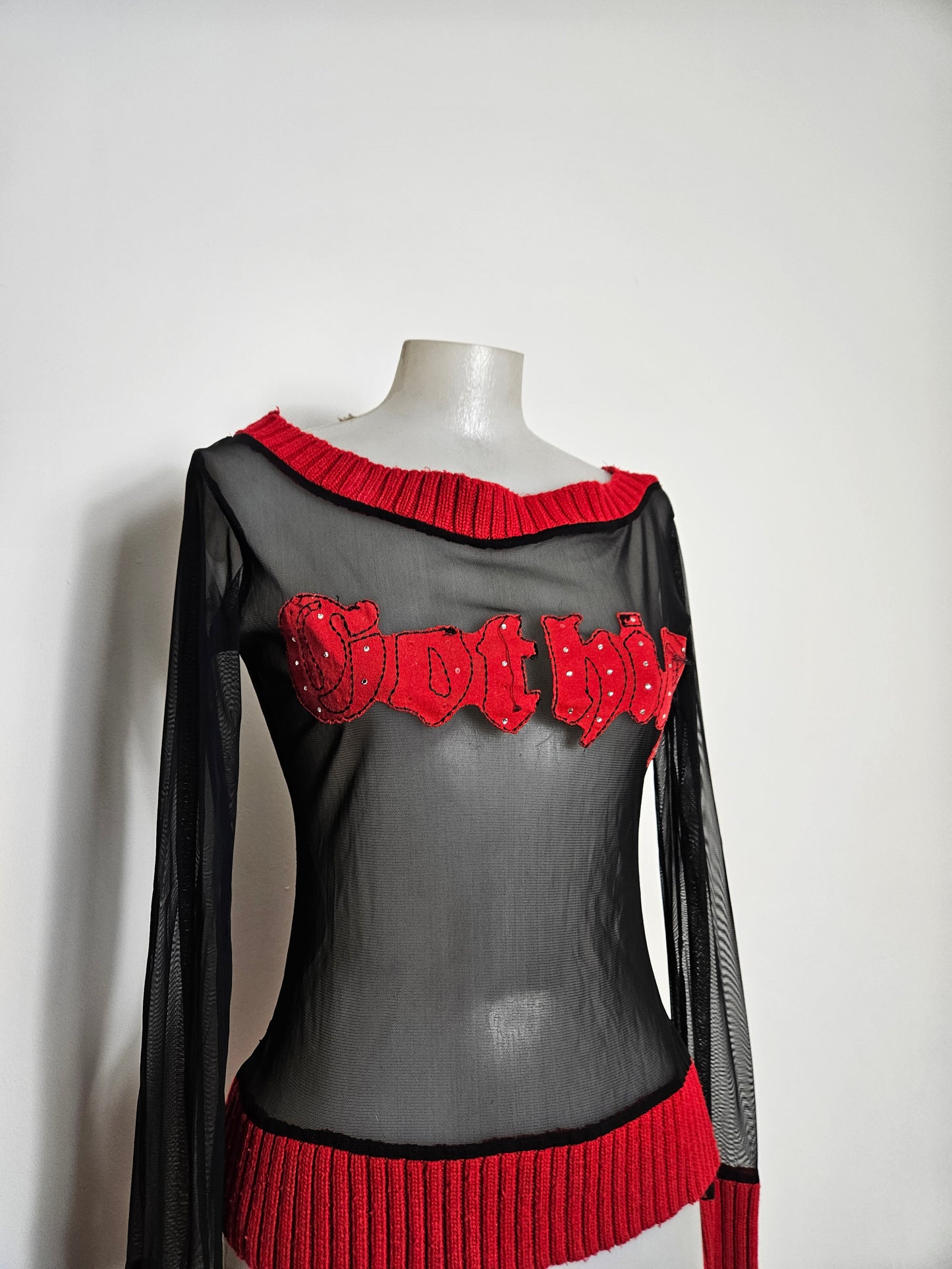 Haut en voile et crochet rouge