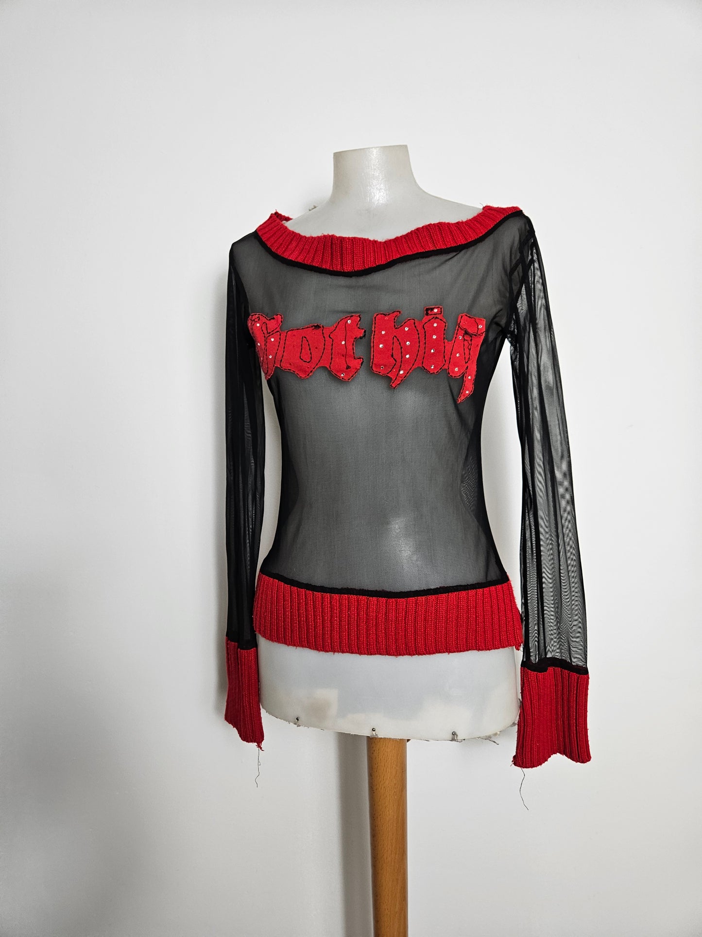 Haut en voile et crochet rouge