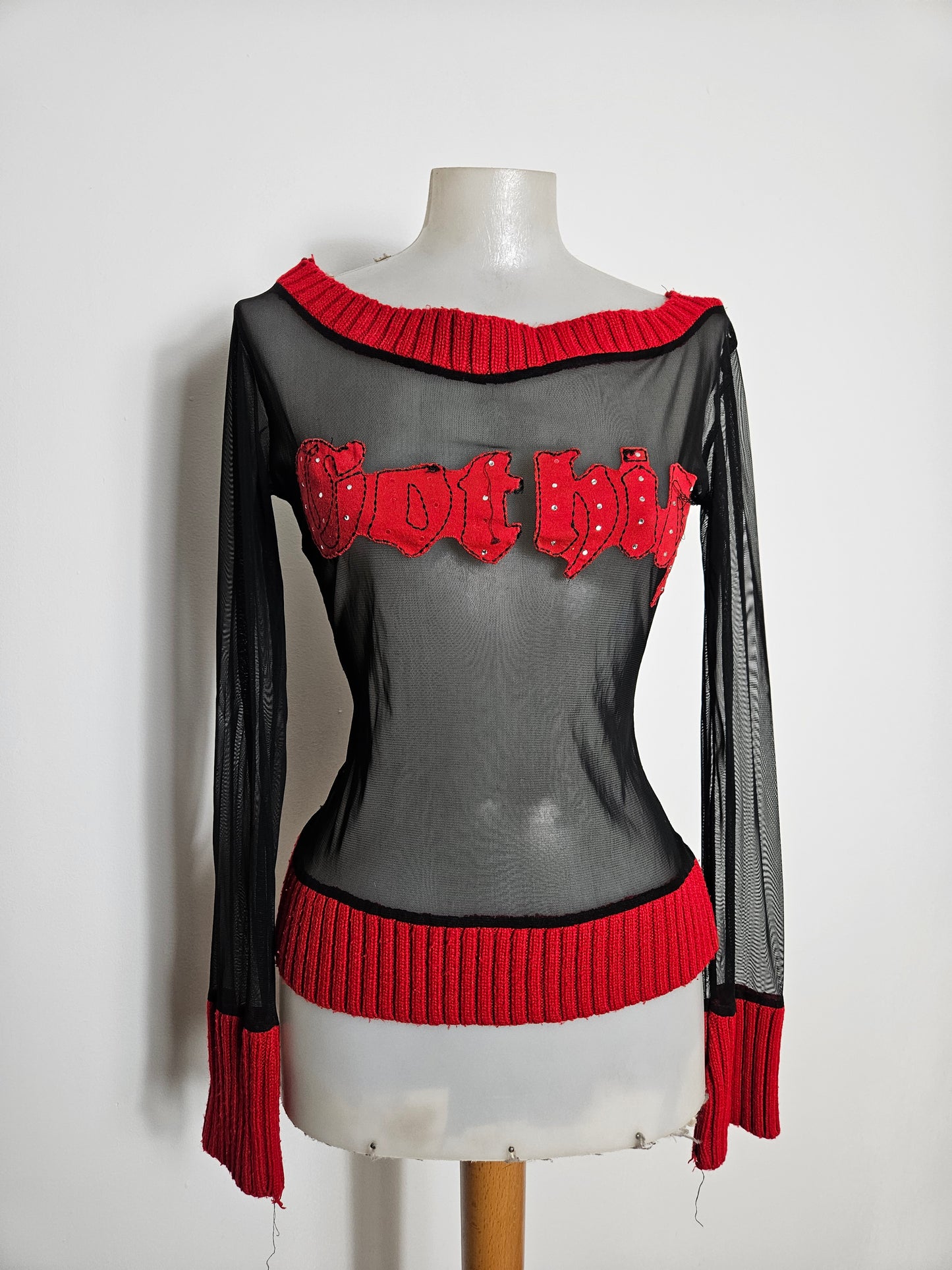 Haut en voile et crochet rouge