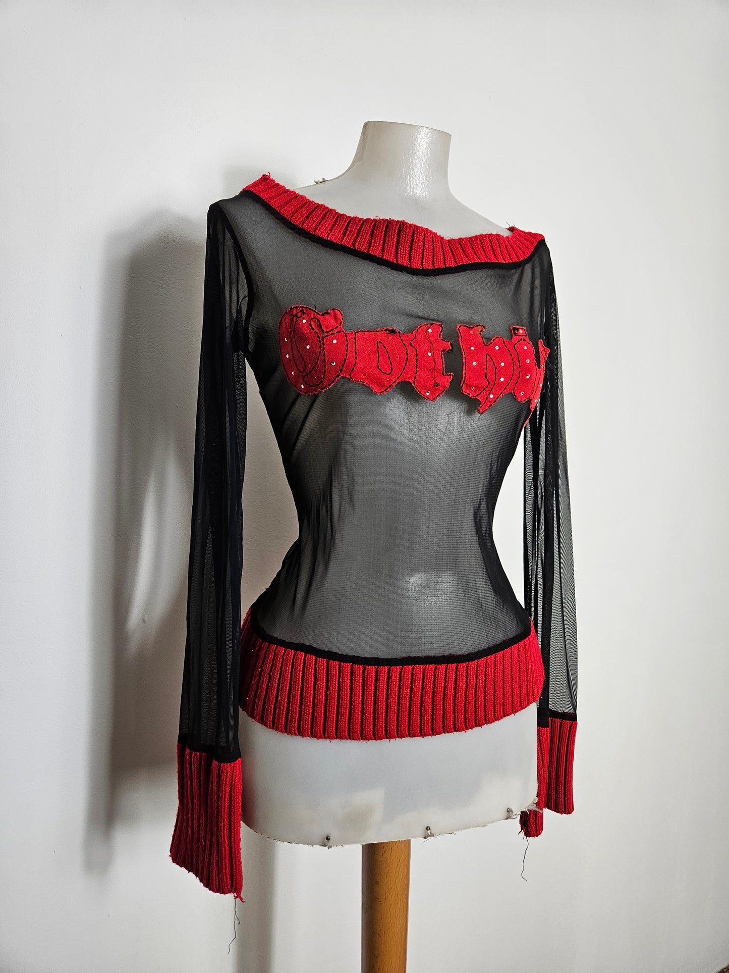 Haut en voile et crochet rouge