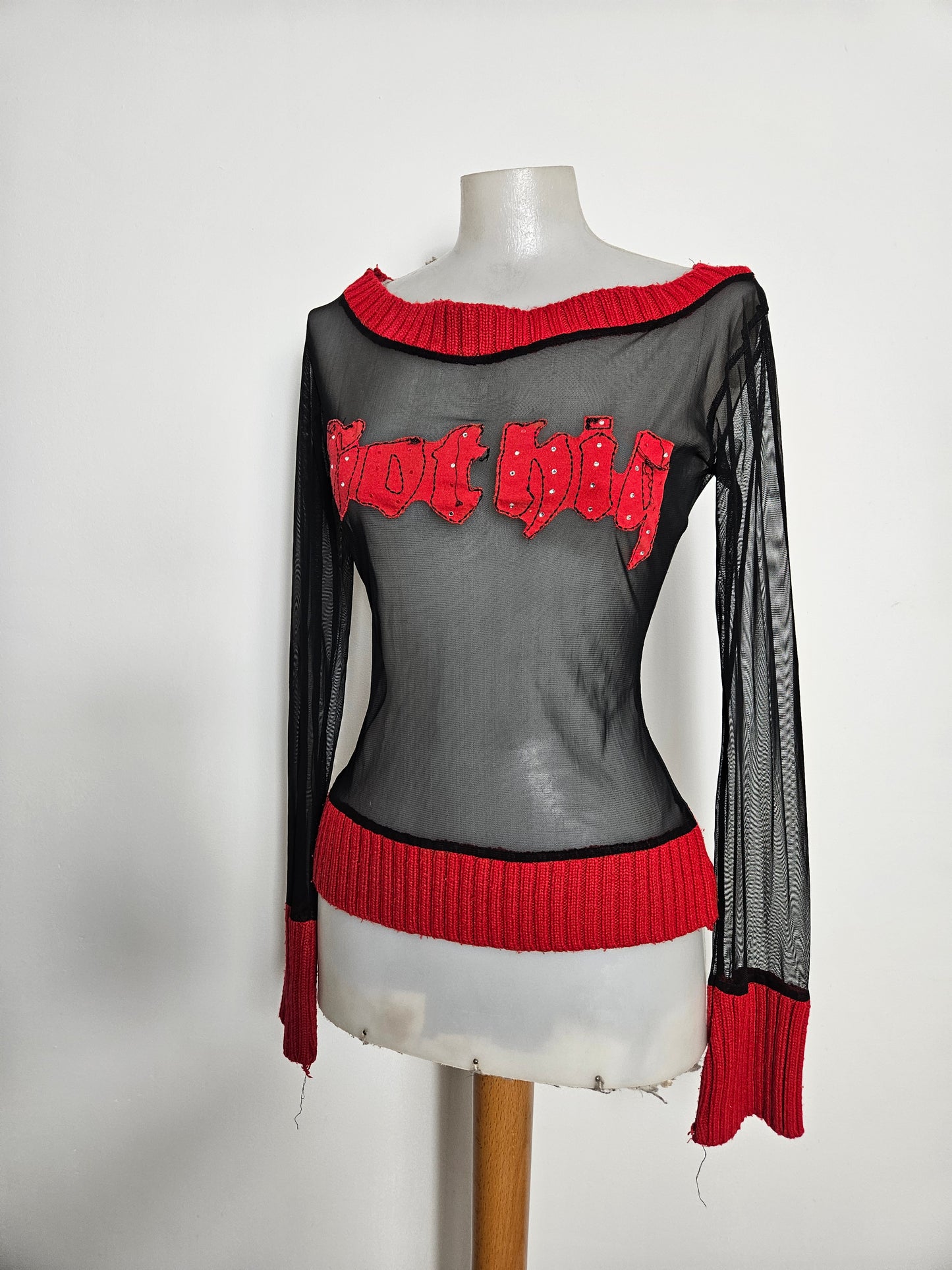 Haut en voile et crochet rouge