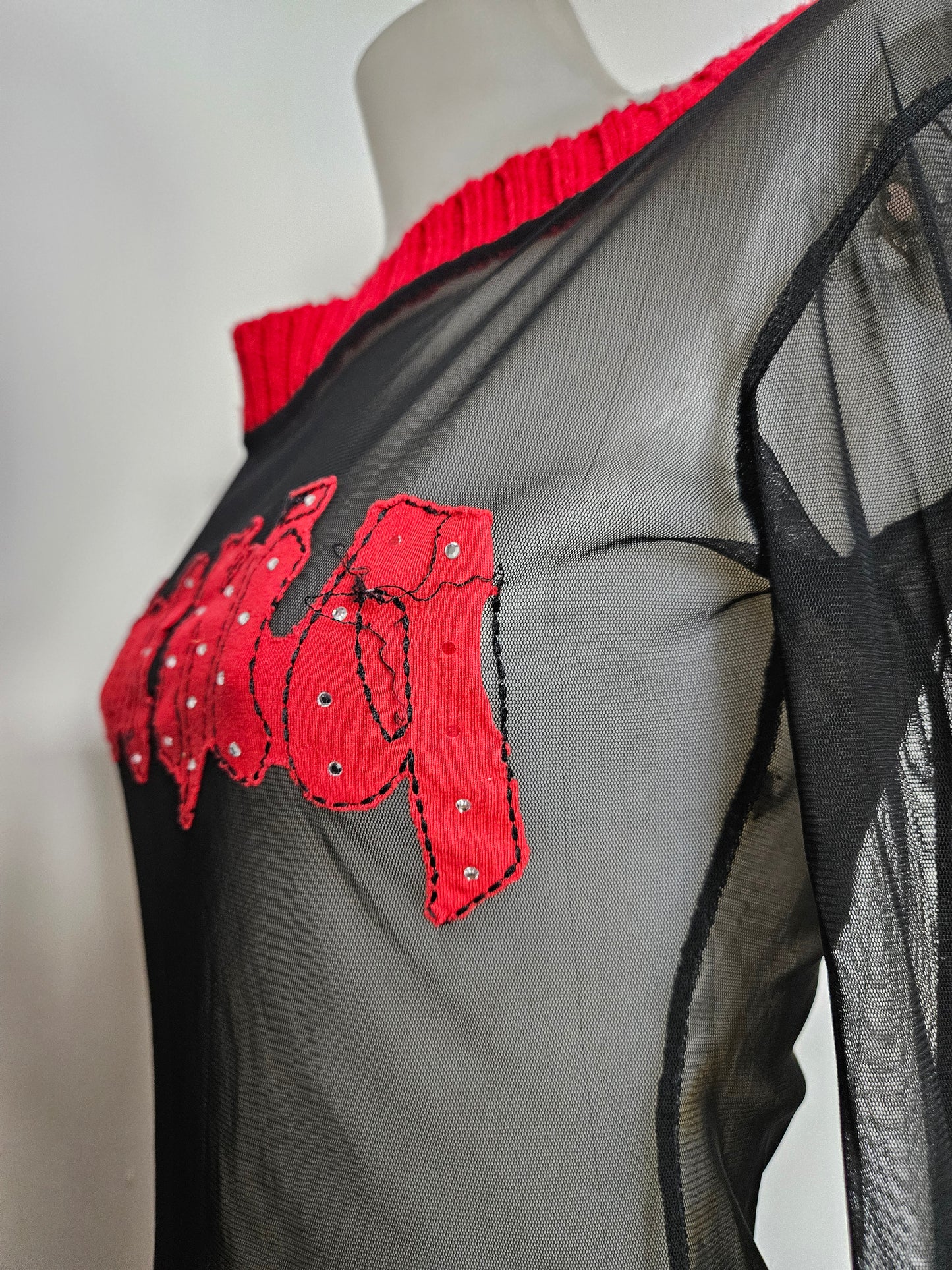 Haut en voile et crochet rouge