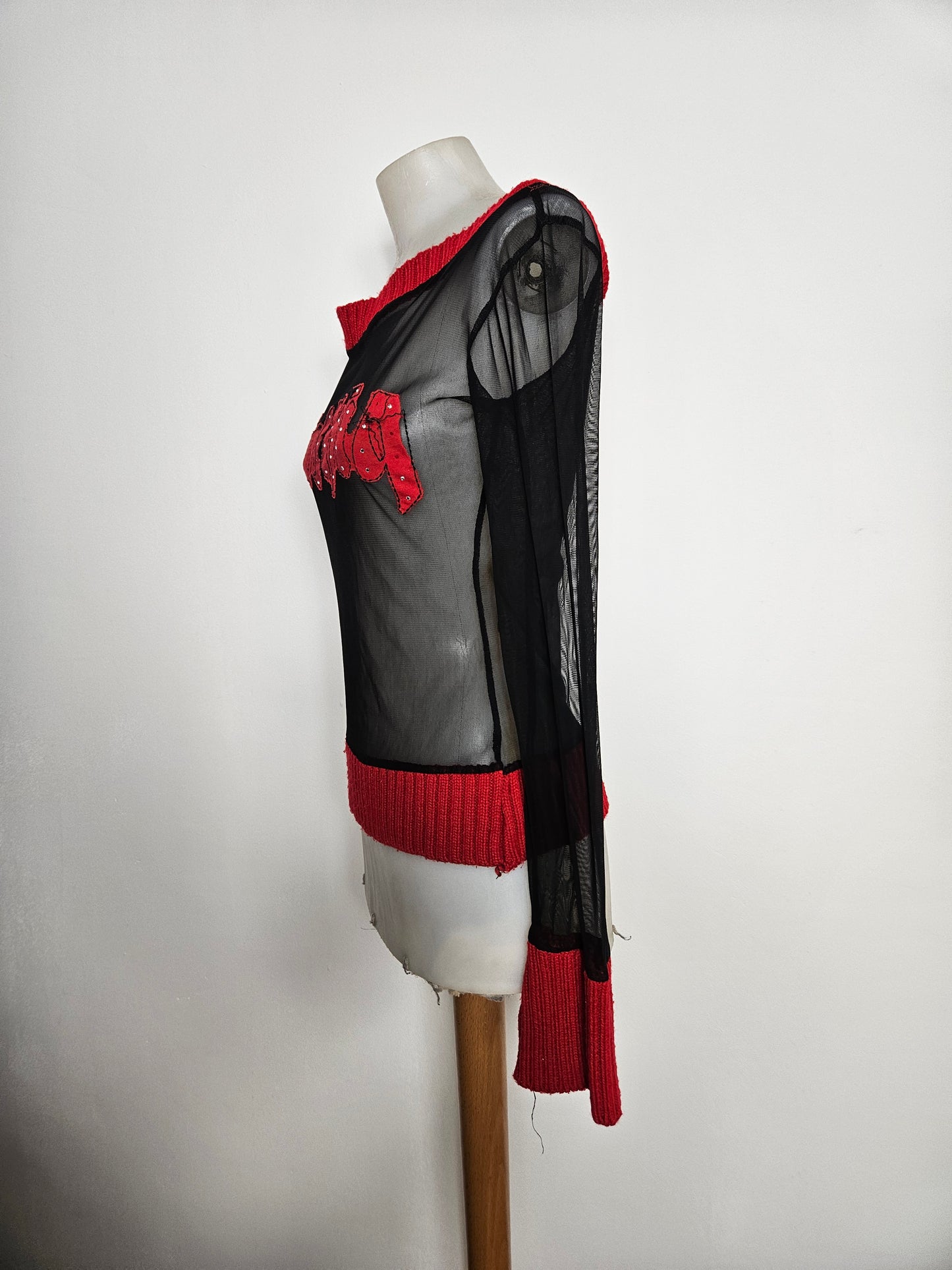 Haut en voile et crochet rouge