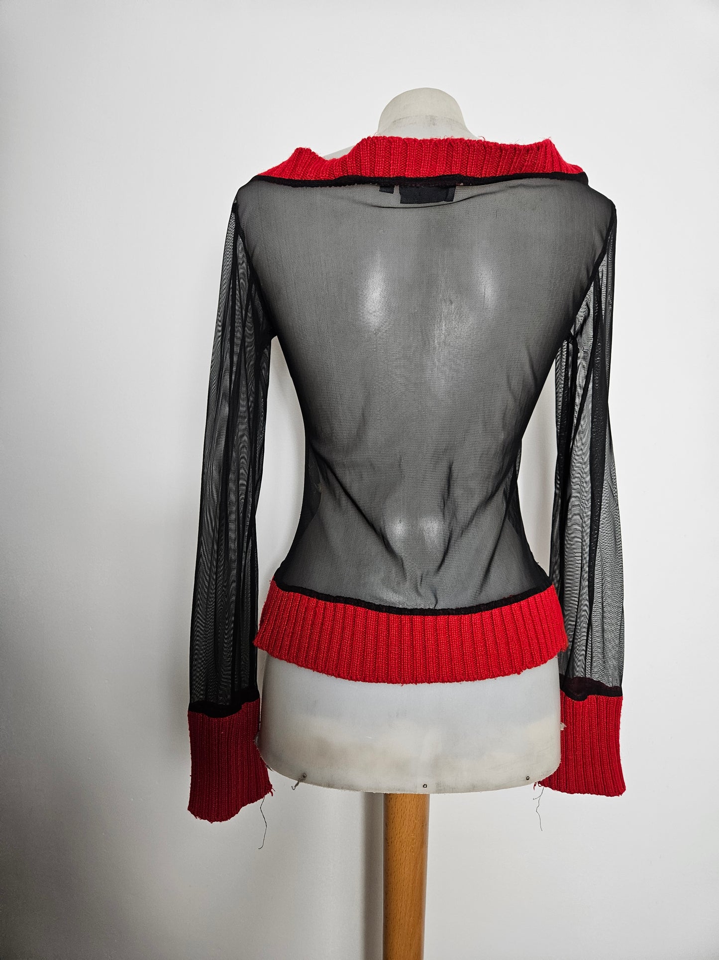 Haut en voile et crochet rouge