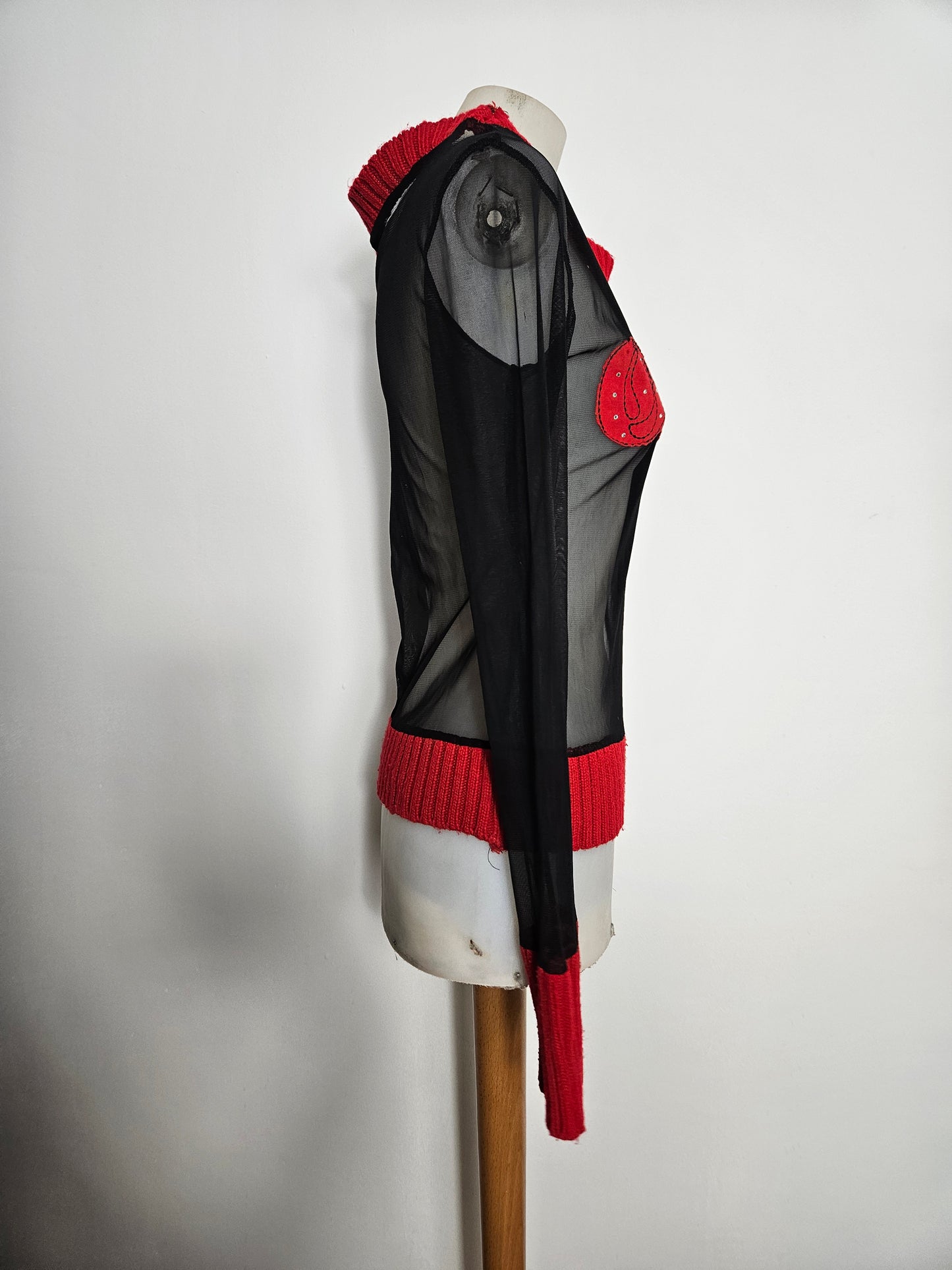 Haut en voile et crochet rouge