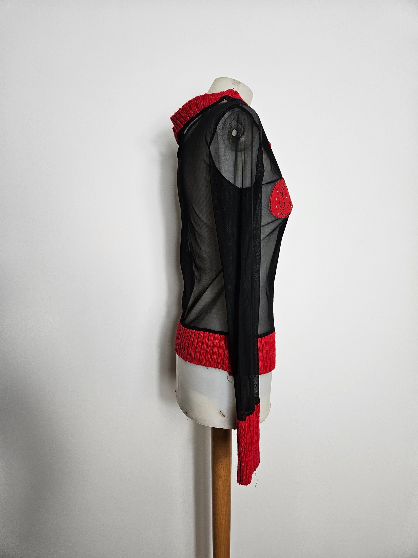 Haut en voile et crochet rouge