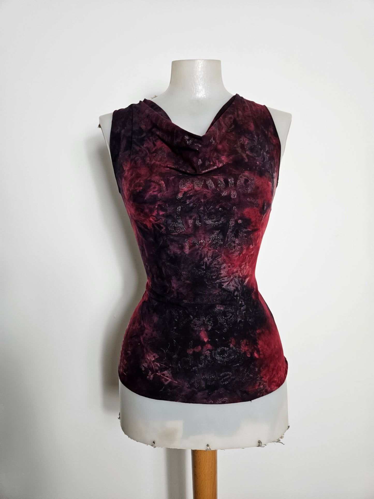 Haut col bénitier tie and dye rouge et noir