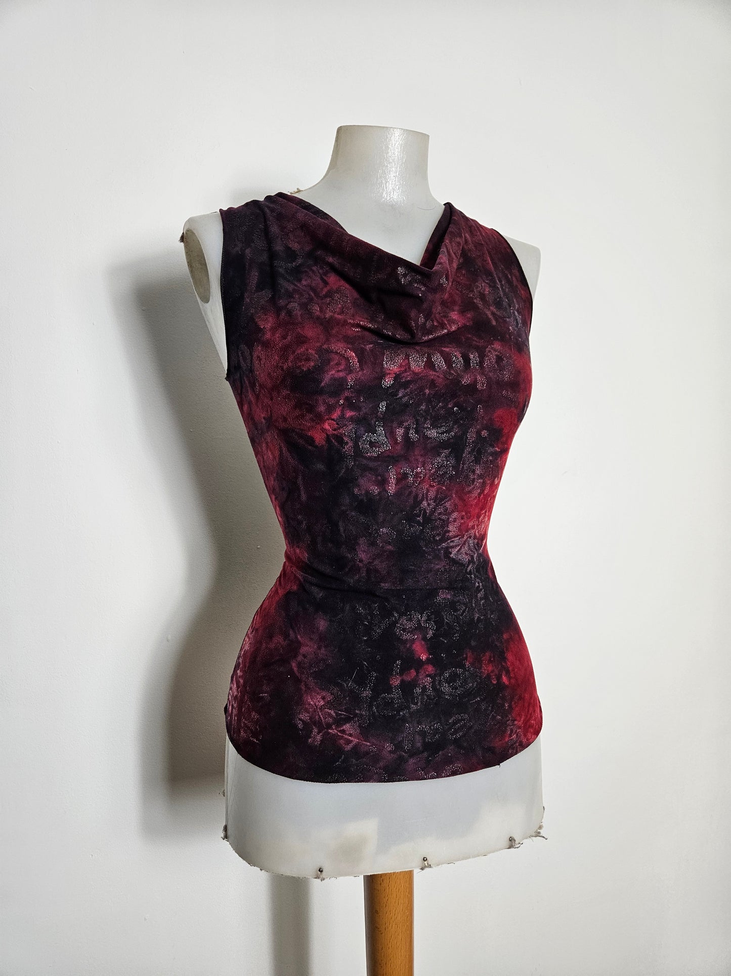 Haut col bénitier tie and dye rouge et noir