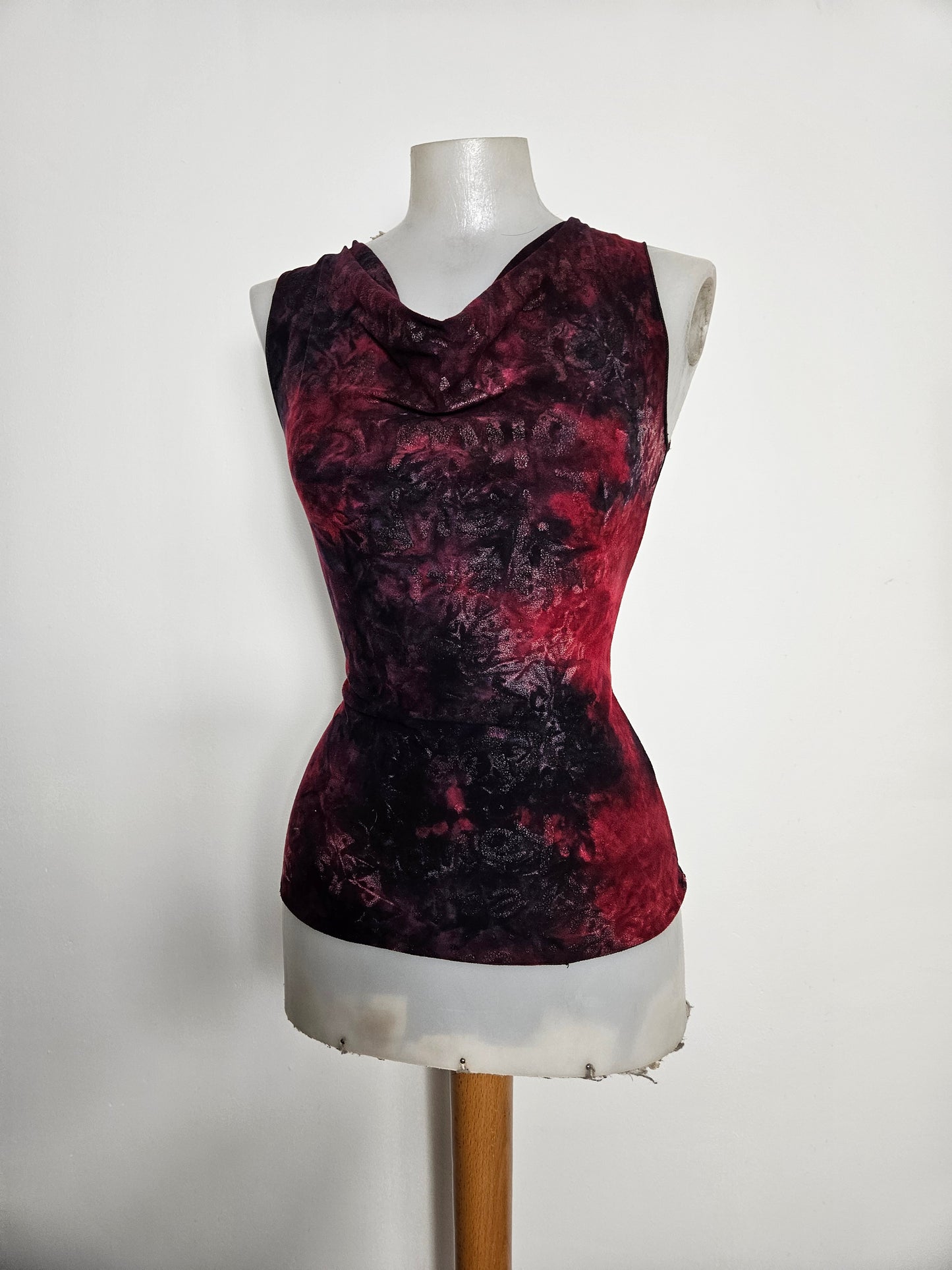 Haut col bénitier tie and dye rouge et noir