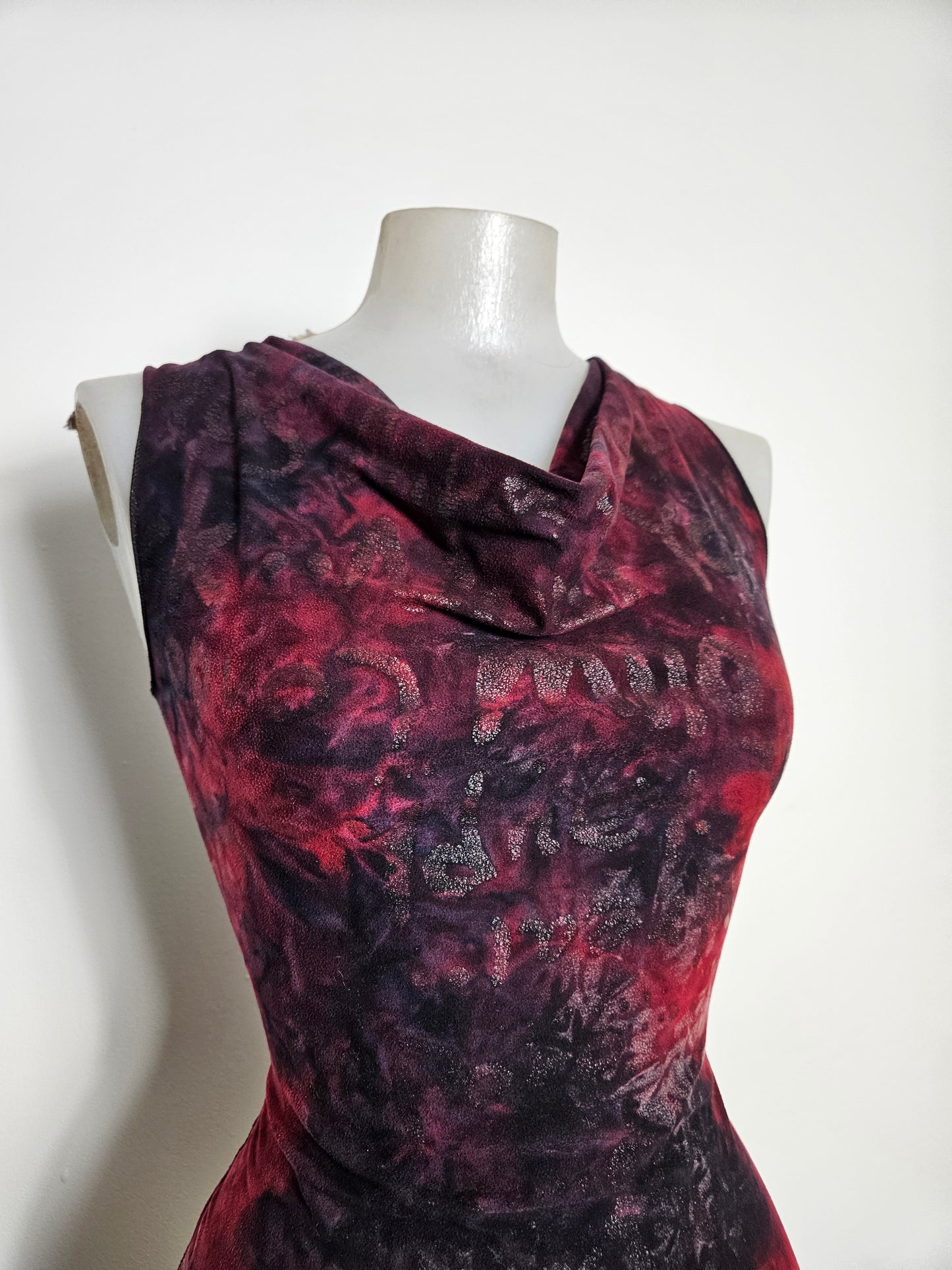 Haut col bénitier tie and dye rouge et noir