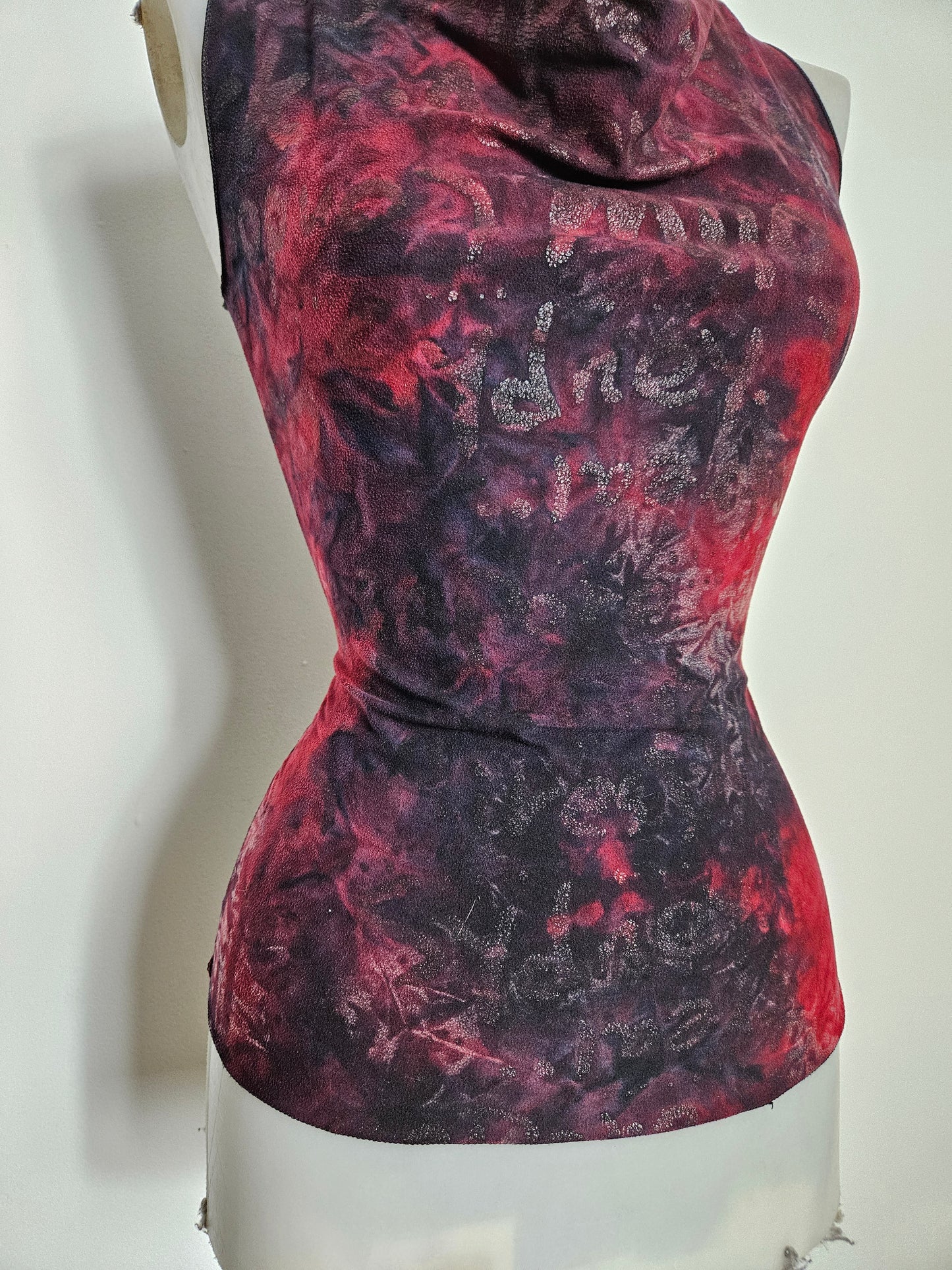 Haut col bénitier tie and dye rouge et noir