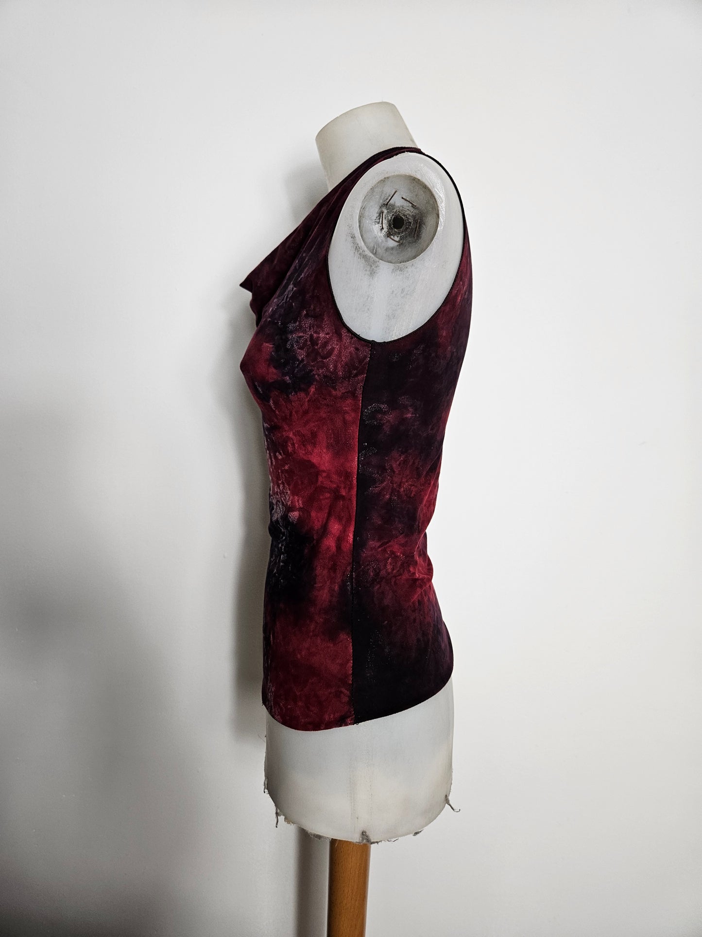 Haut col bénitier tie and dye rouge et noir