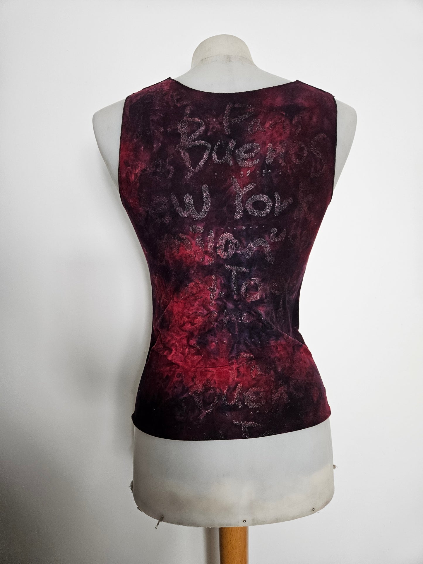 Haut col bénitier tie and dye rouge et noir