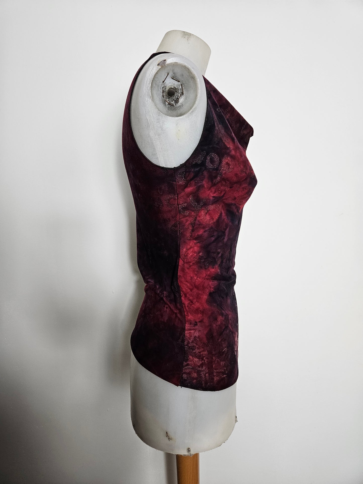 Haut col bénitier tie and dye rouge et noir