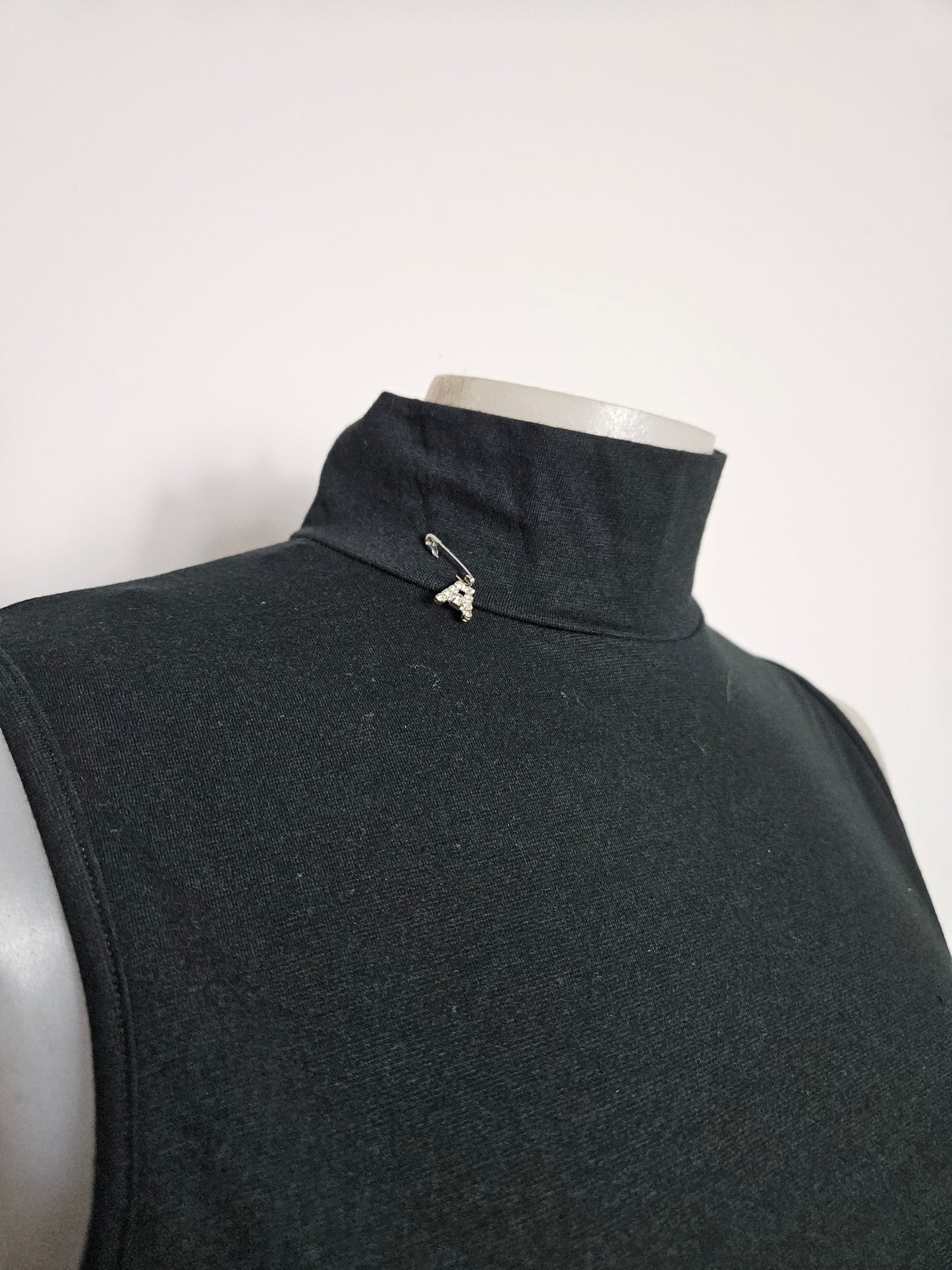 Haut col cheminée détails broche