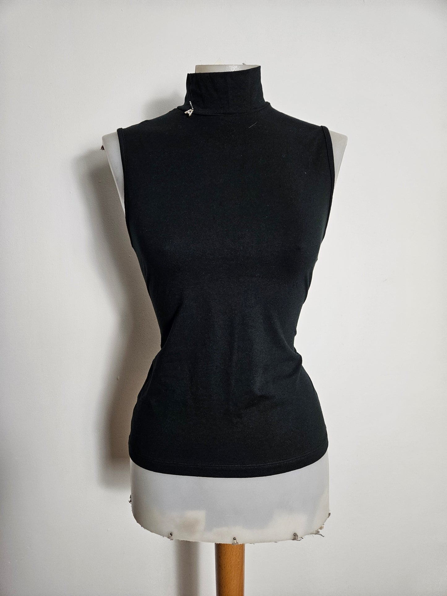 Haut col cheminée détails broche