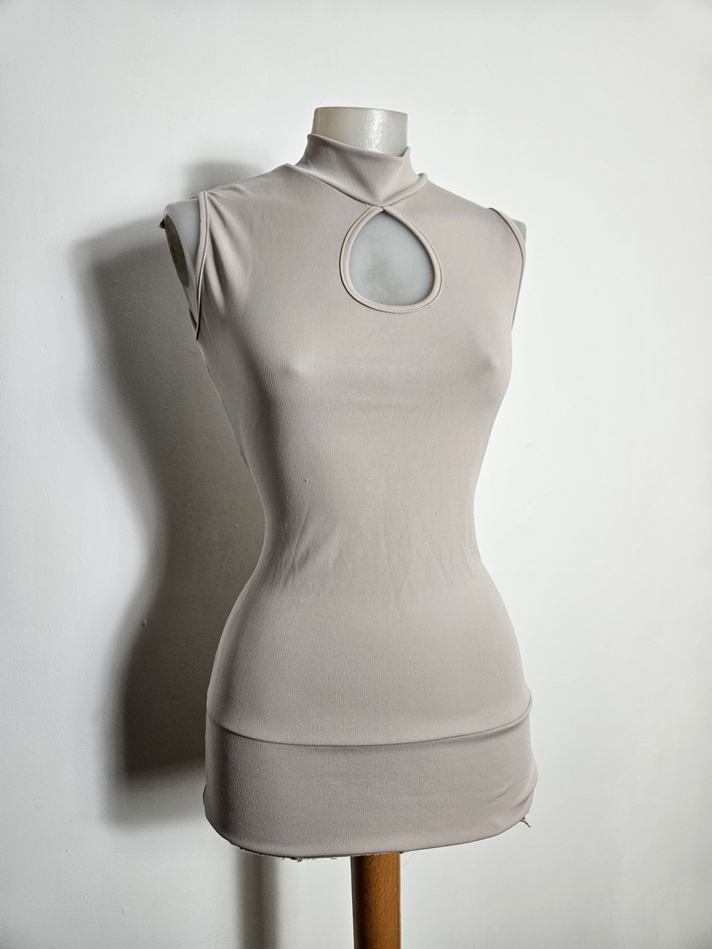 Haut moulant dos dentelle