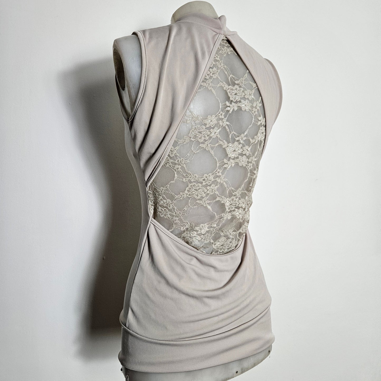 Haut moulant dos dentelle