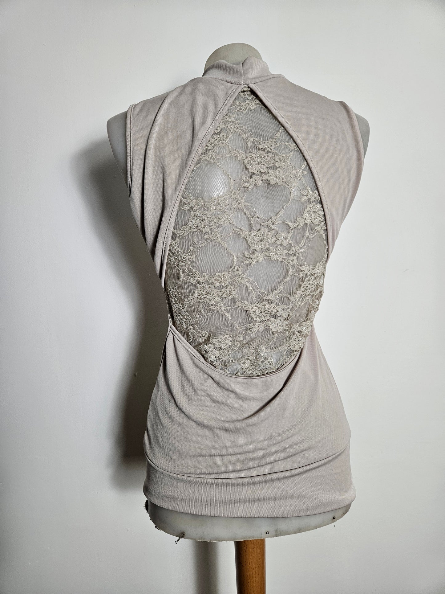 Haut moulant dos dentelle