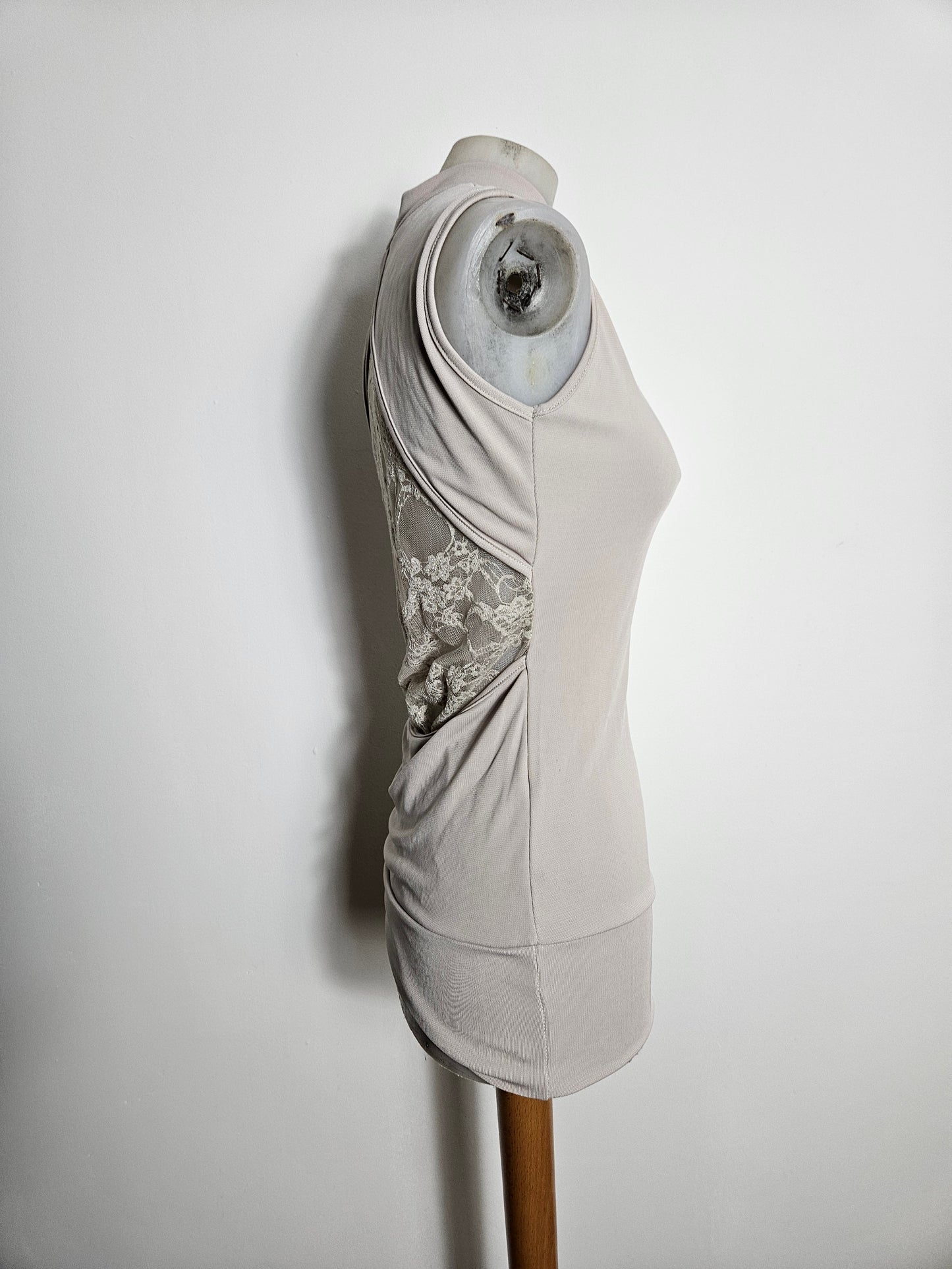 Haut moulant dos dentelle