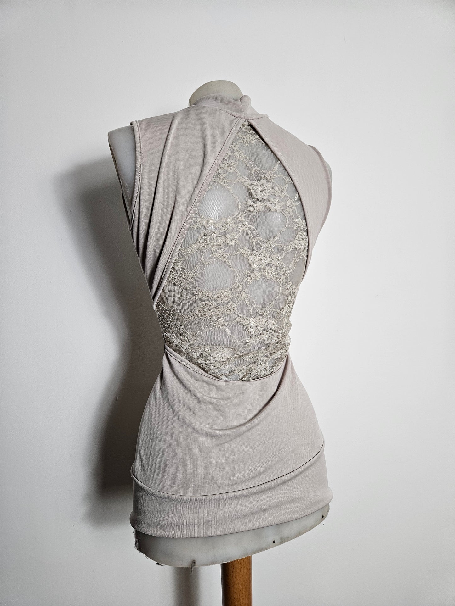 Haut moulant dos dentelle