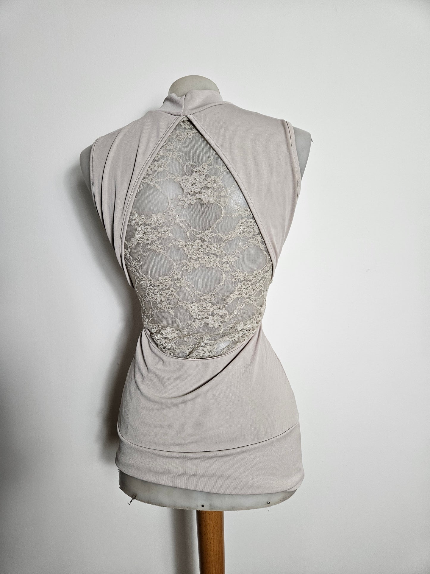 Haut moulant dos dentelle