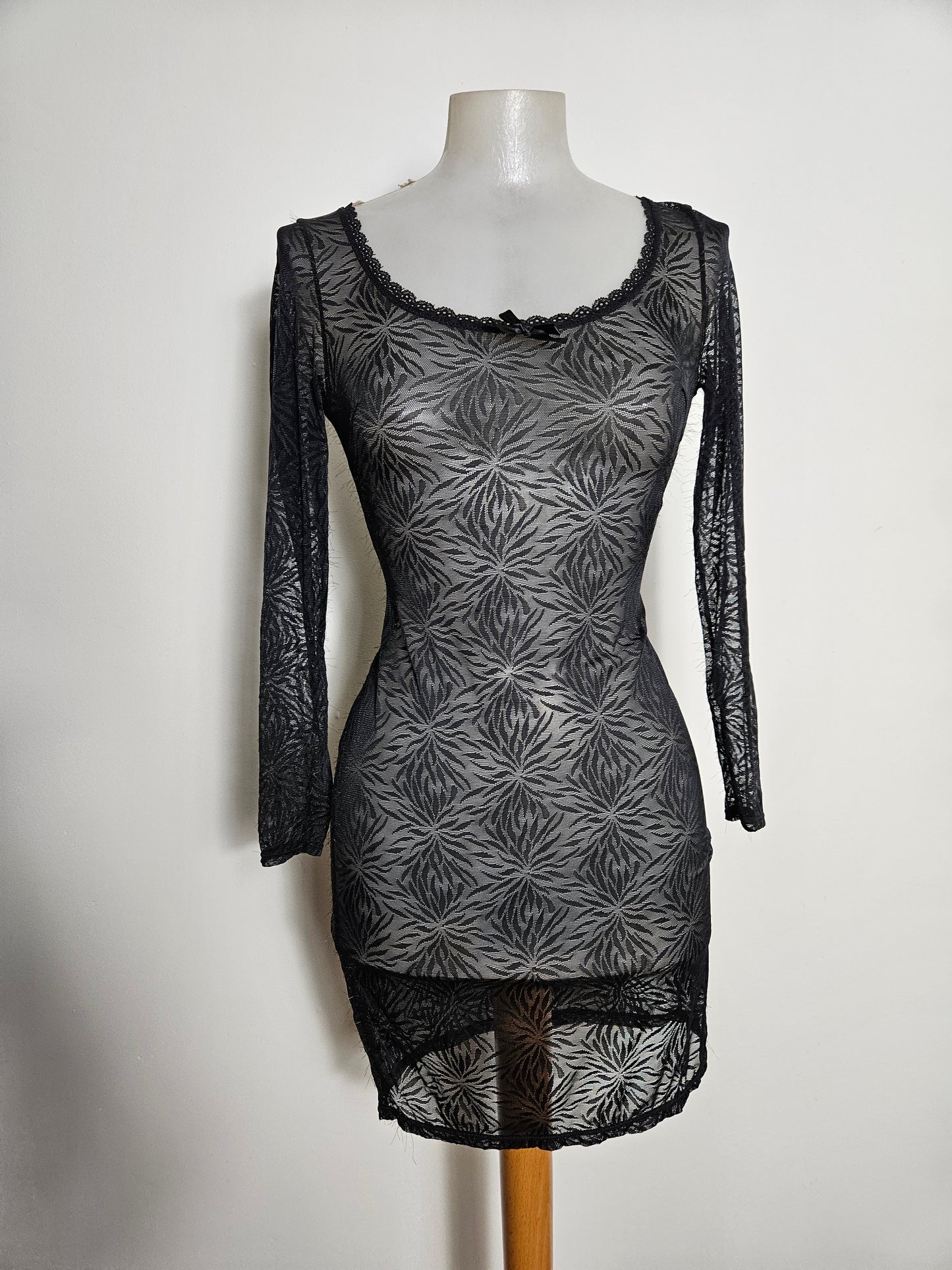 Mini robe en dentelle noire