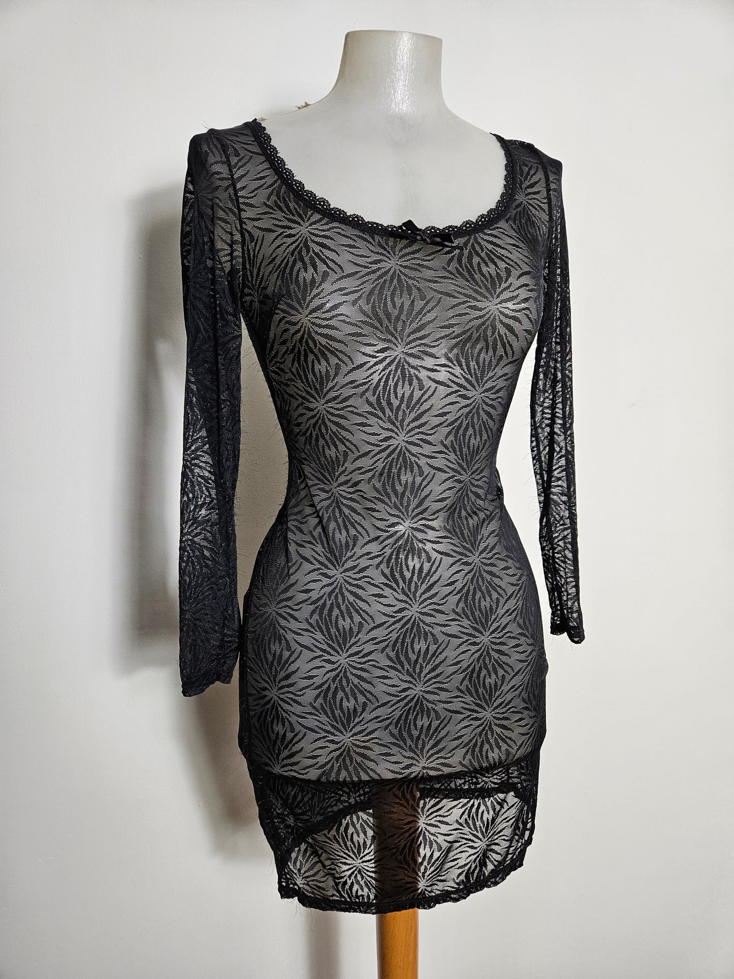 Mini robe en dentelle noire