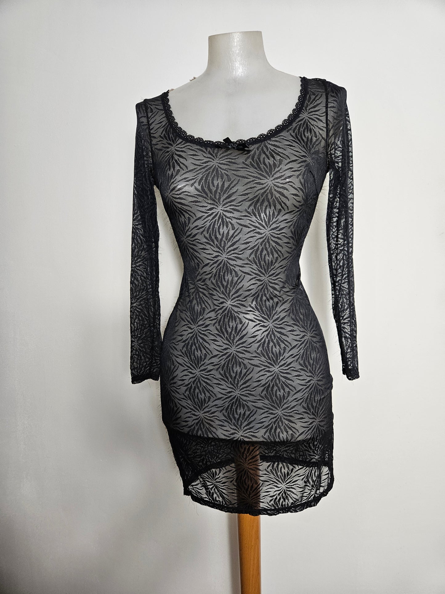 Mini robe en dentelle noire