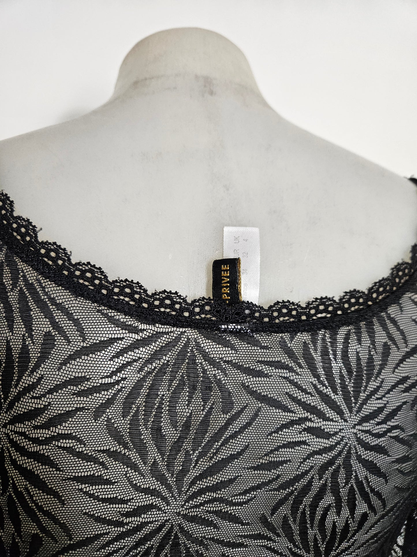 Mini robe en dentelle noire