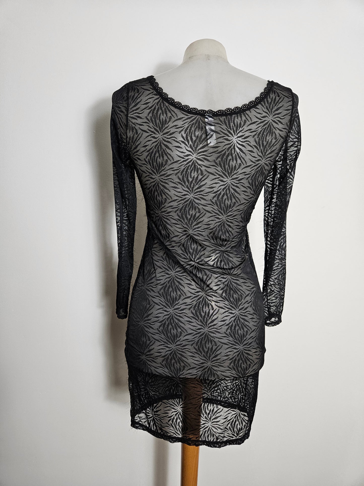 Mini robe en dentelle noire